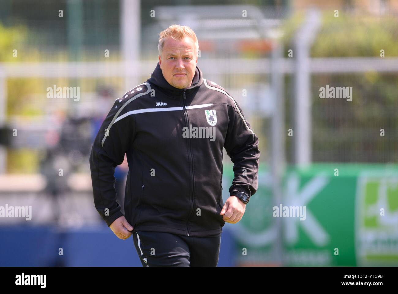 Luckenwalde, Allemagne. 29 mai 2021. Football: AOK-Landespokal, finale, Union Fürstenwalde - SV Babel à Werner-Seelenbinder-Stadion. Le co-entraîneur Nico Hinz de Fürstenwalde se tient sur le terrain avant le début du match. Credit: Soeren Stache/dpa-Zentralbild/dpa/Alay Live News Banque D'Images