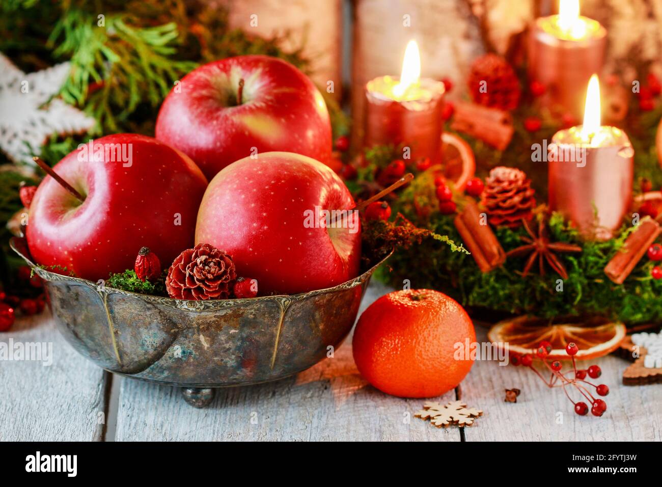 Bol avec pommes rouges parmi les décorations de Noël. Dessert festif Banque D'Images