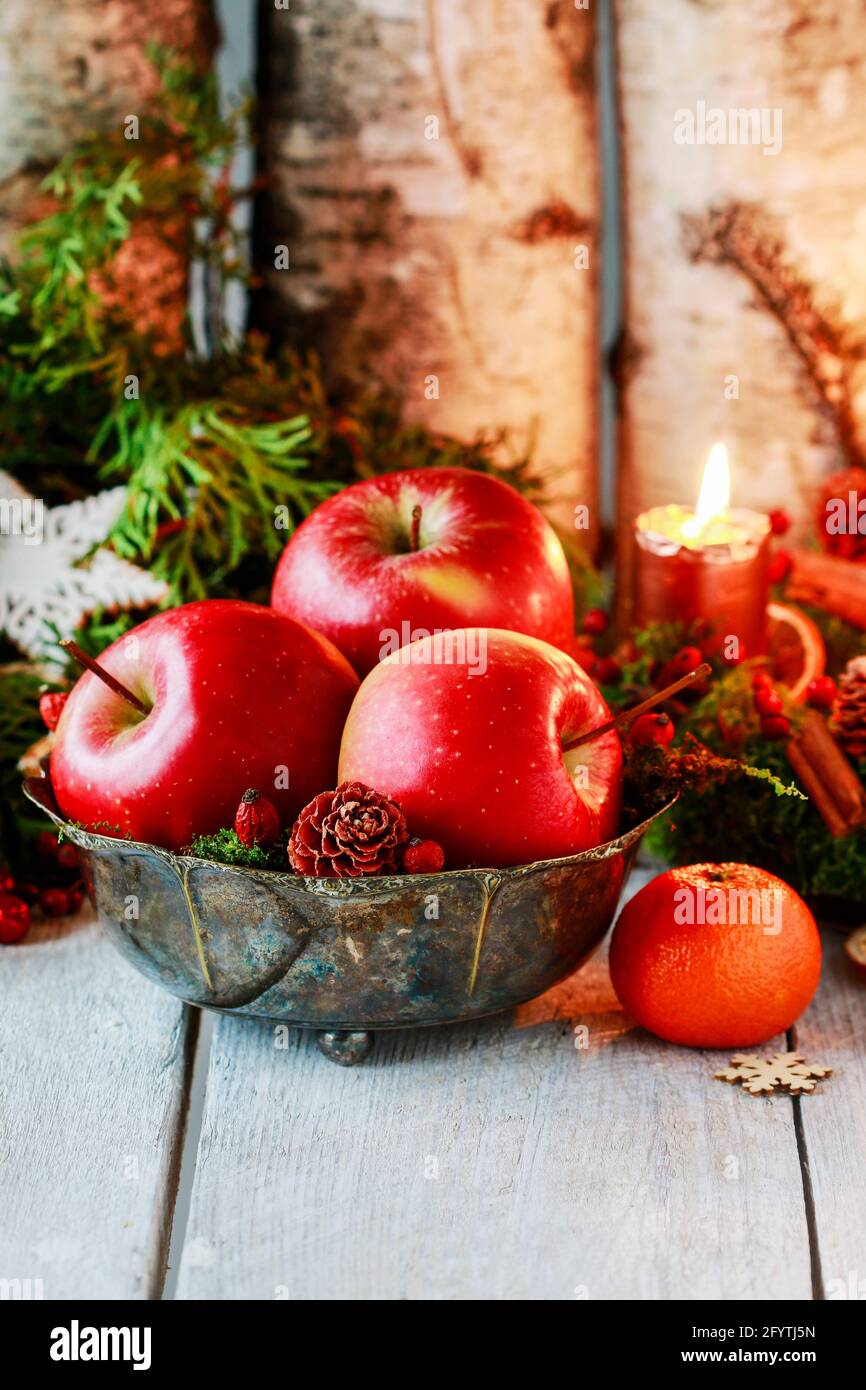 Bol avec pommes rouges parmi les décorations de Noël. Dessert festif Banque D'Images