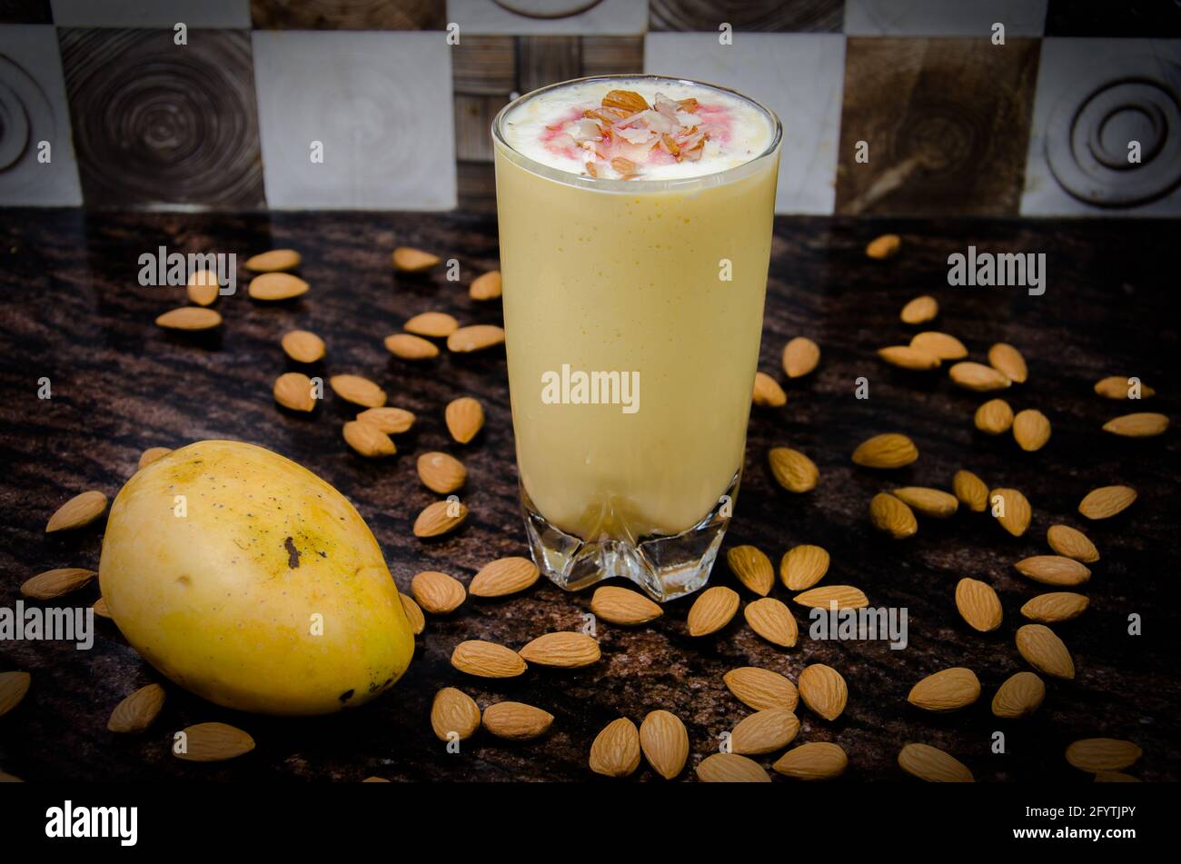 Summer Treat Mango Almond Shake Banque D'Images