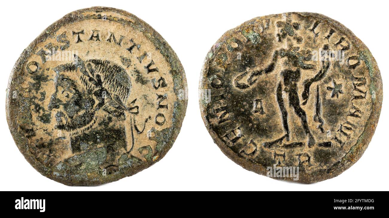 Une ancienne pièce de cuivre romaine de l'empereur Constantius isolée dessus arrière-plan blanc Banque D'Images