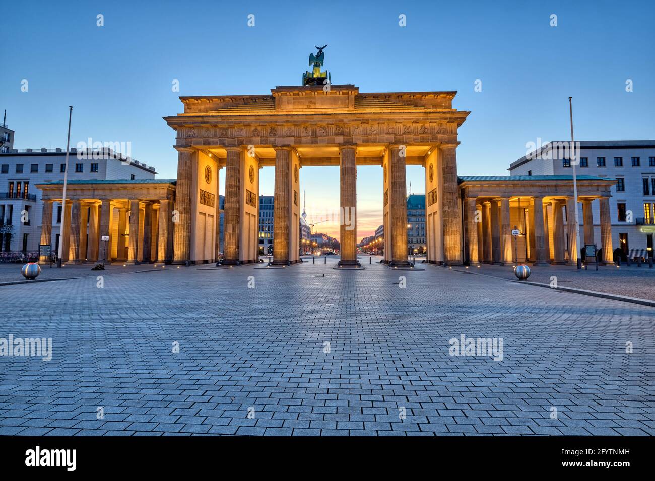 L'arrière de la célèbre porte de Brandebourg à Berlin avant le lever du soleil Banque D'Images