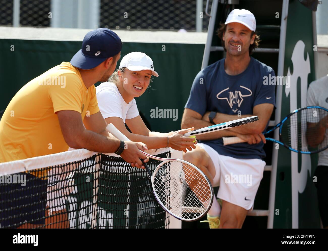 IGA Swiatek de Pologne, Carlos Moya, entraîneur de Rafael Nadal d'Espagne pendant la pratique avant l'Open de France 2021, un tournoi de tennis Grand Chelem au stade Roland-Garros le 29 mai 2021 à Paris, France - photo Jean Catuffe / DPPI Banque D'Images