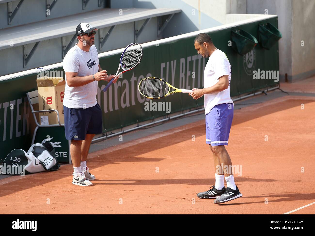 JO-Wilfried Tsonga de France et son entraîneur Thierry Ascione pendant la  pratique avant l'Open de France 2021, un tournoi de tennis Grand Slam au  stade Roland-Garros le 29 mai 2021 à Paris,
