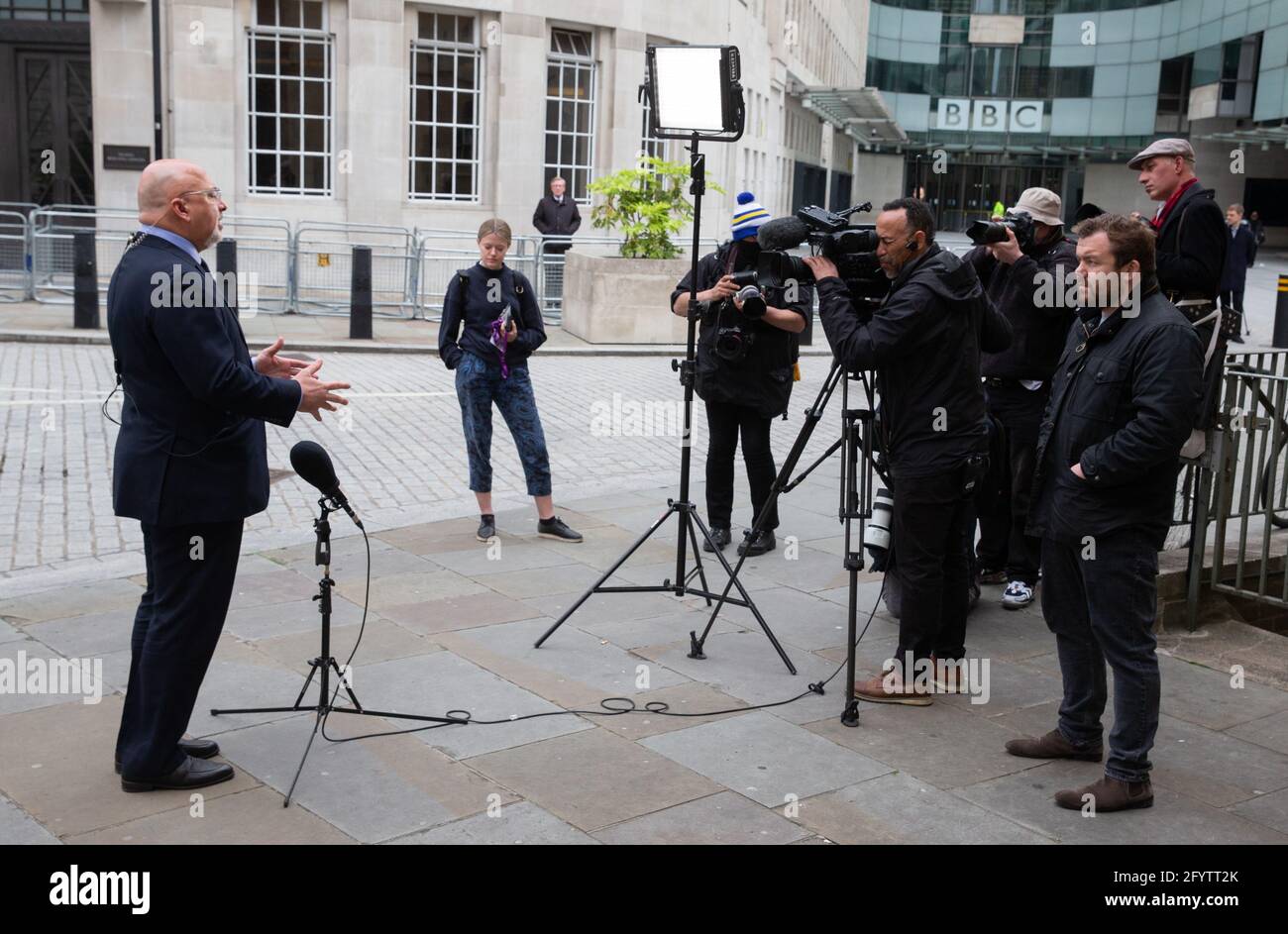 Londres, Royaume-Uni. 30 mai 2021. Nadhim Zahawi donne une interview à l'extérieur des studios BBC avant d'apparaître sur 'The Andrew Marr Show'. Crédit : Mark Thomas/Alay Live News Banque D'Images