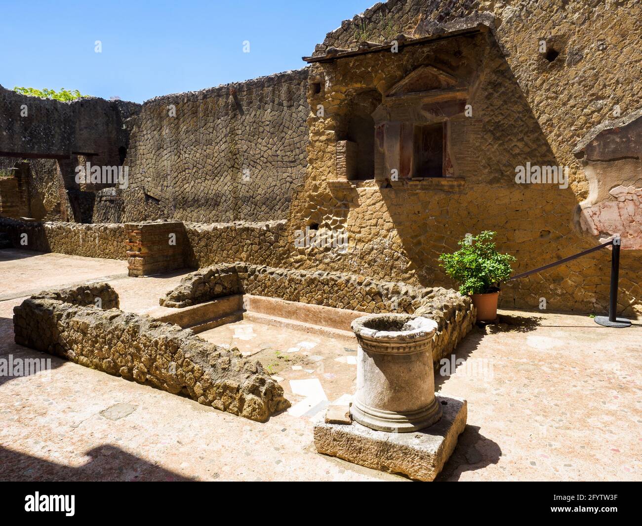 Atrium (hall central) avec un imluvium central (réservoir d'eau) - Maison du Double Atrium (Casa dei due Atri) - ruines d'Herculanum, Italie Banque D'Images