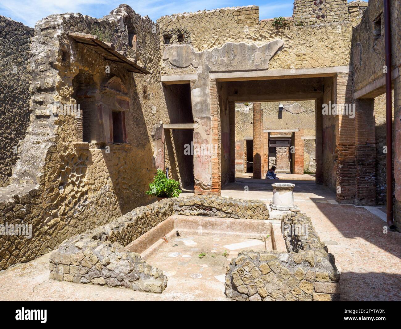 Atrium (hall central) avec un imluvium central (réservoir d'eau) - Maison du Double Atrium (Casa dei due Atri) - ruines d'Herculanum, Italie Banque D'Images
