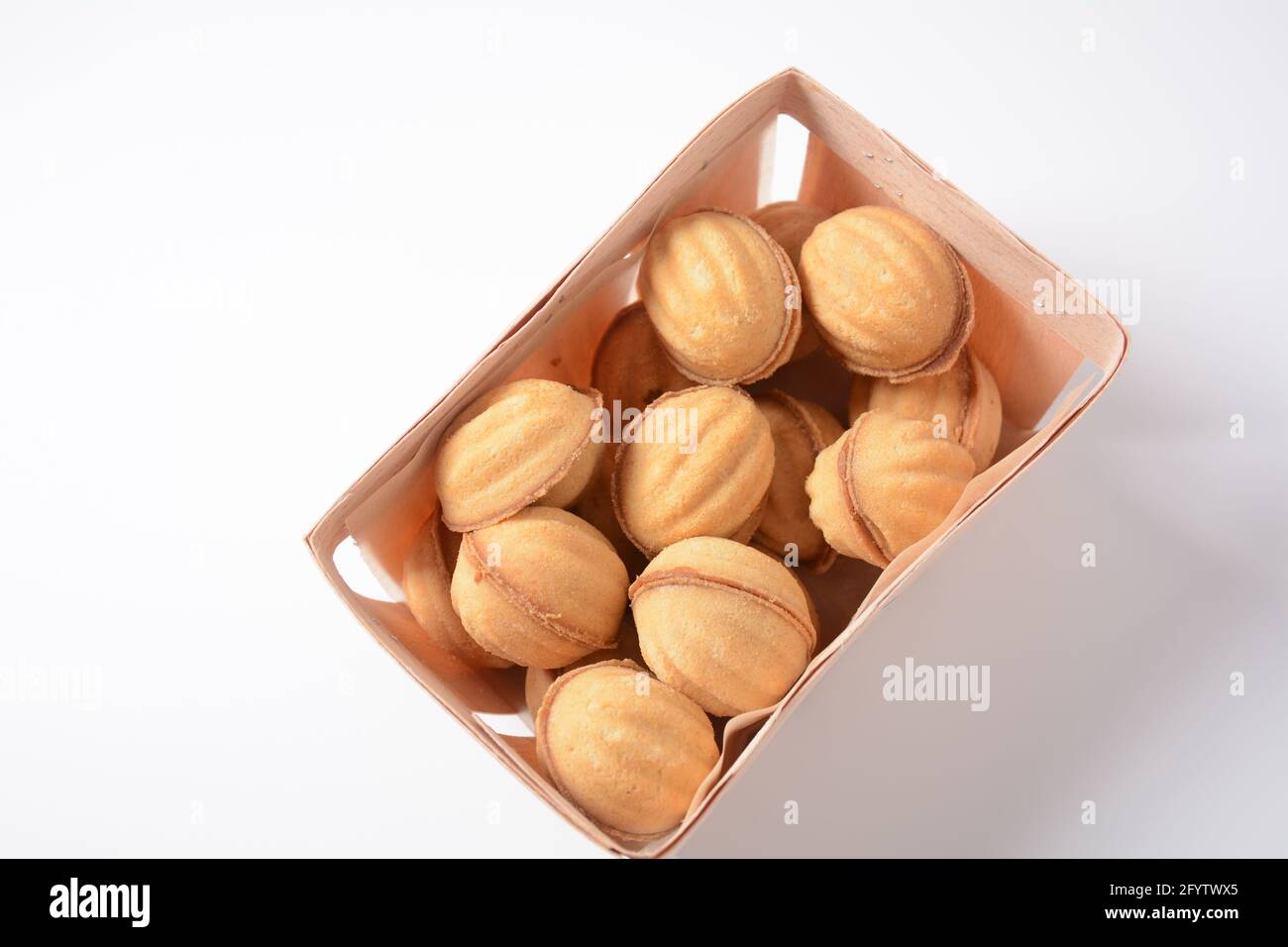 Biscuits Noix Avec Lait Condense Et Noix Petits Gateaux Frais Faits Maison En Forme De Noix Photo Stock Alamy