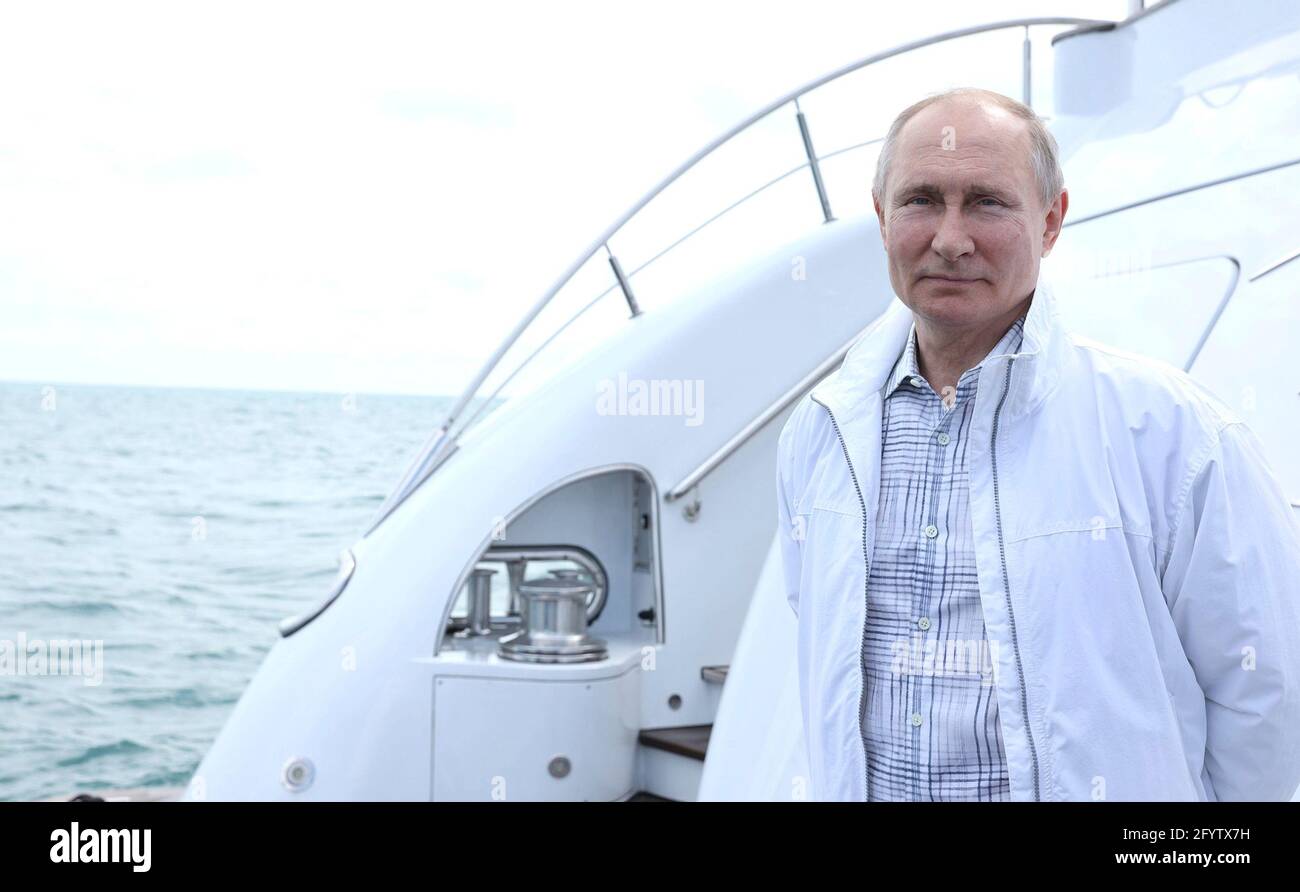 Sotchi, Russie. 29 mai 2021. Le président russe Vladimir Poutine attend sur le pont d'un yacht pour accueillir le président biélorusse Alexandre Loukachenko sur la mer Noire le 29 mai 2021 à Sotchi, Russie. Credit: Planetpix/Alamy Live News Banque D'Images