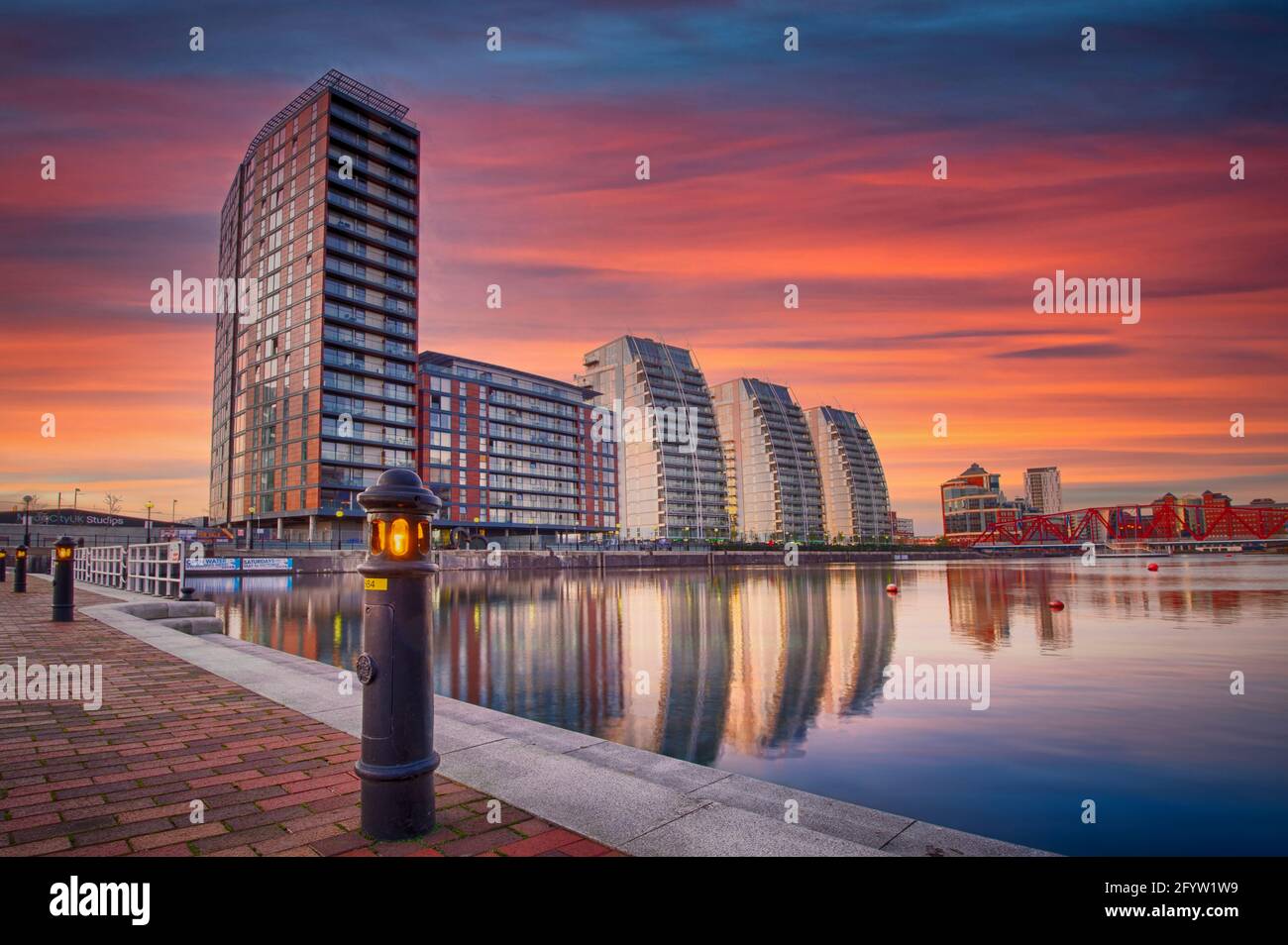 Le soleil se couche sur les bâtiments NV et l'un des quais de Salford Quays, Salford, Lancashire, Royaume-Uni Banque D'Images