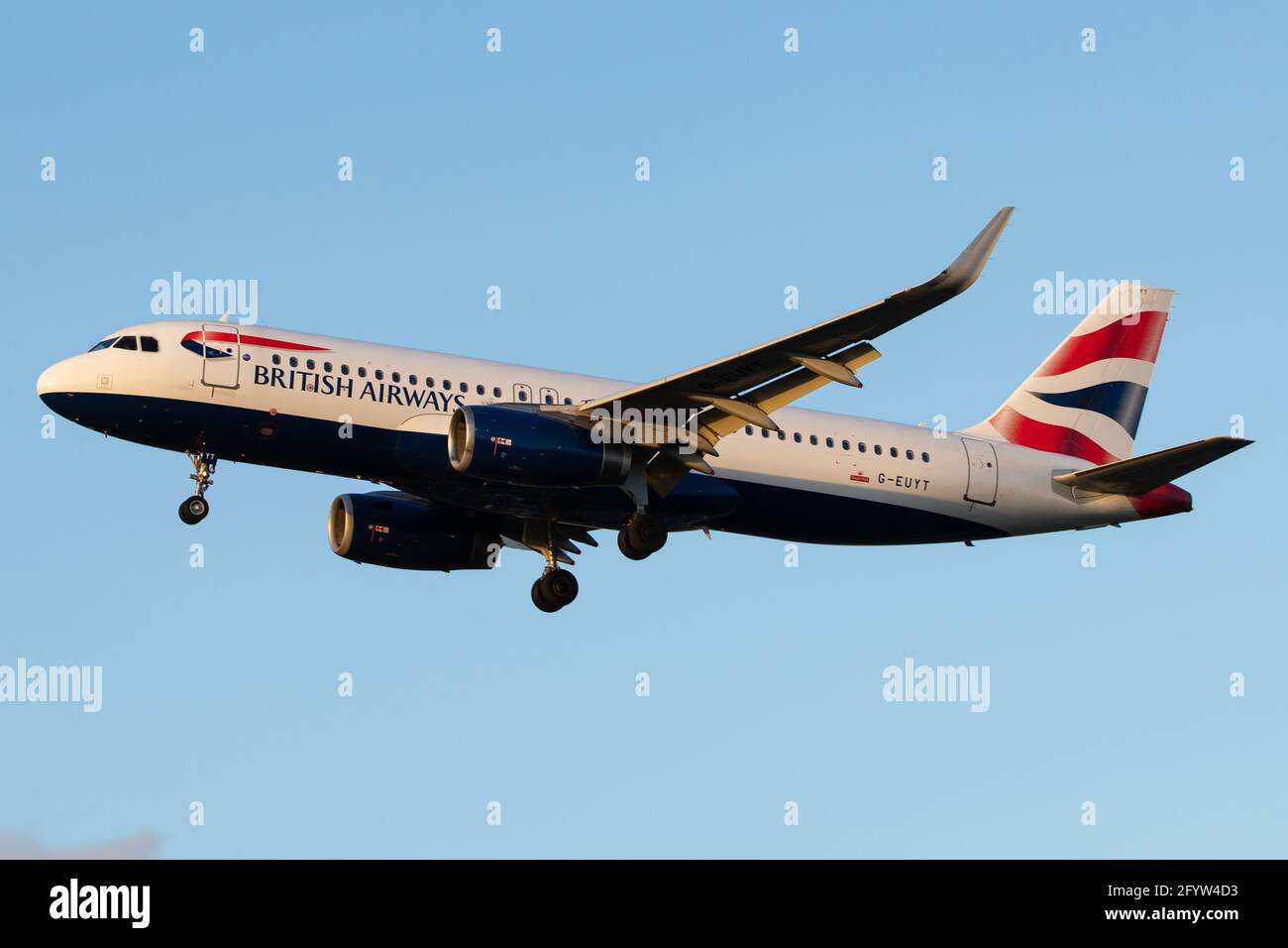 LONDRES, ROYAUME-UNI - 23 février 2020 : British Airways (BA / BAW) approche de l'aéroport de Londres Heathrow (EGLL/LHR) avec un Airbus A320-232 (G-EUYT/5985) Banque D'Images