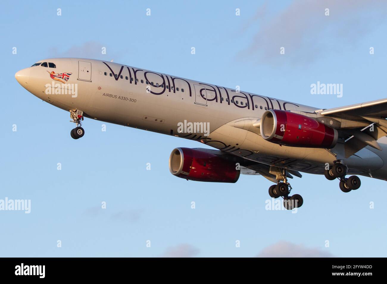 LONDRES, ROYAUME-UNI - 23 février 2020 : Virgin Atlantic (VS / VIR) approche de l'aéroport de Londres Heathrow (EGLL/LHR) avec un Airbus A333 (G-VKSS/1201). Banque D'Images LONDRES, ROYAUME-UNI - 23 février 2020 : Virgin Atlantic (VS / VIR) approche de l'aéroport de Londres Heathrow (EGLL/LHR) avec un Airbus A333 (G-VKSS/1201). Banque D'Images