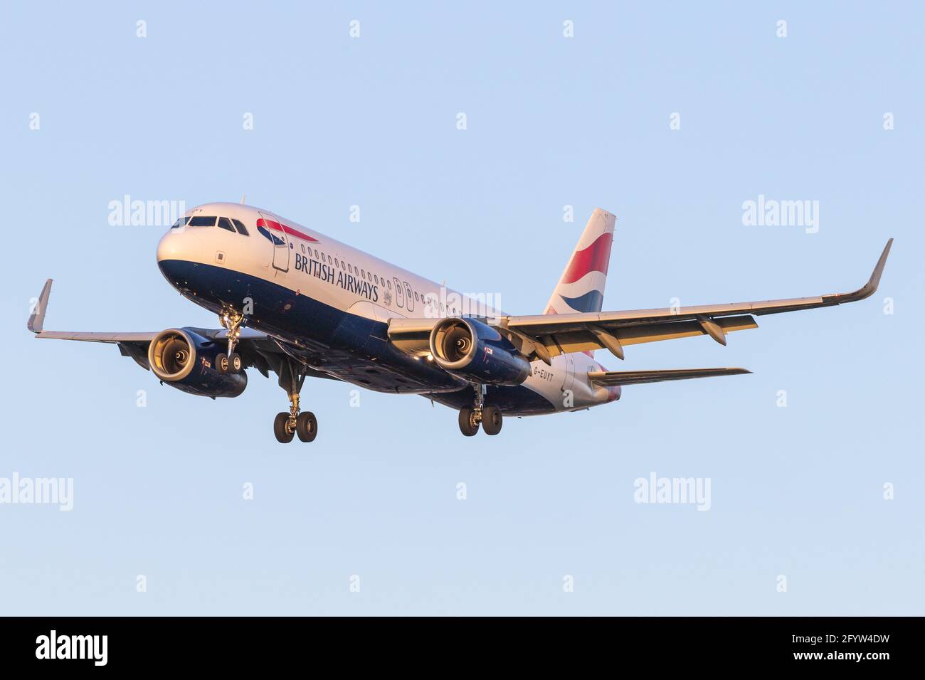 LONDRES, ROYAUME-UNI - 23 février 2020 : British Airways (BA / BAW) approche de l'aéroport de Londres Heathrow (EGLL/LHR) avec un Airbus A320-232 (G-EUYT/5985) Banque D'Images