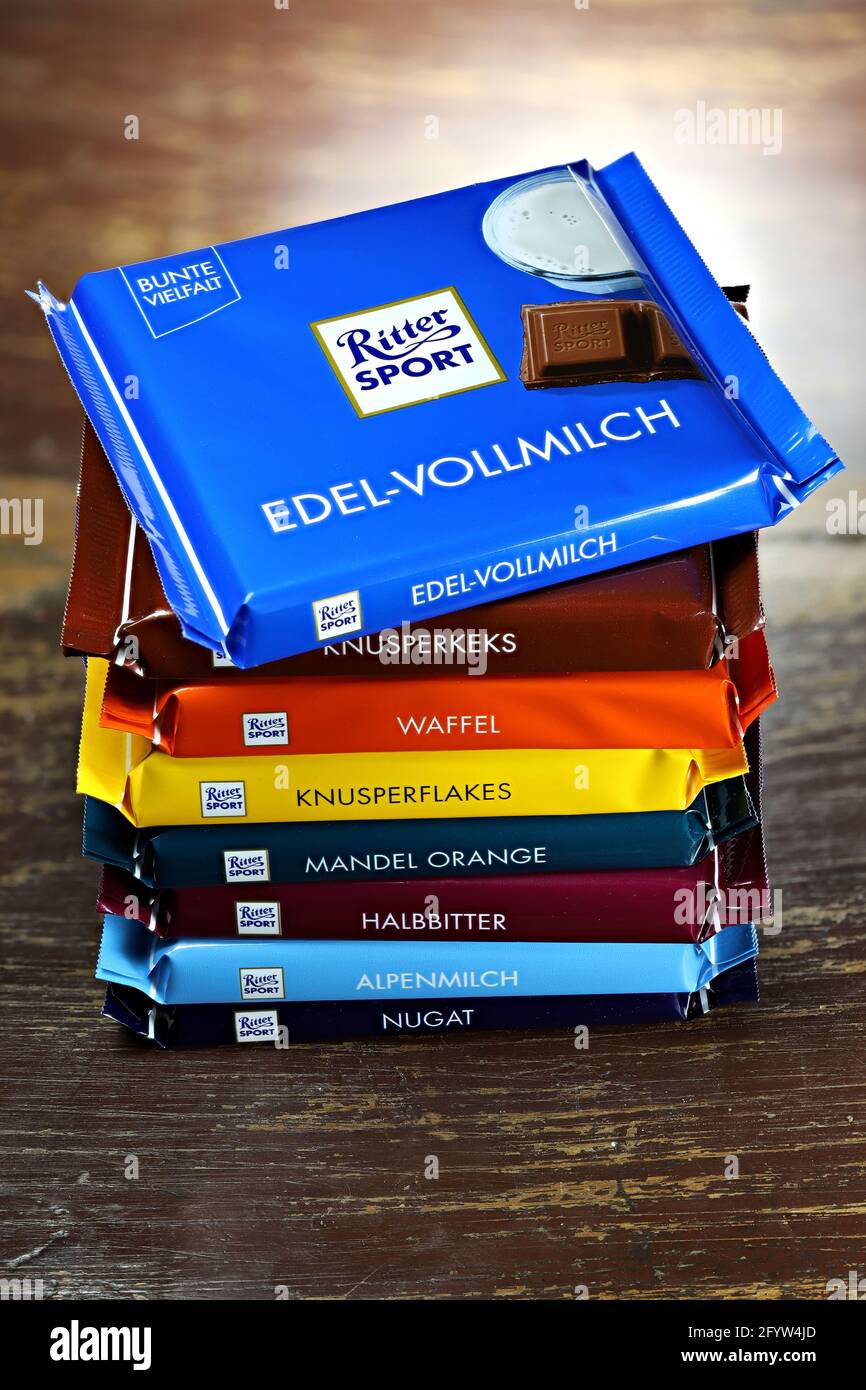 Barres de chocolat Ritter Sport sur table en bois Banque D'Images