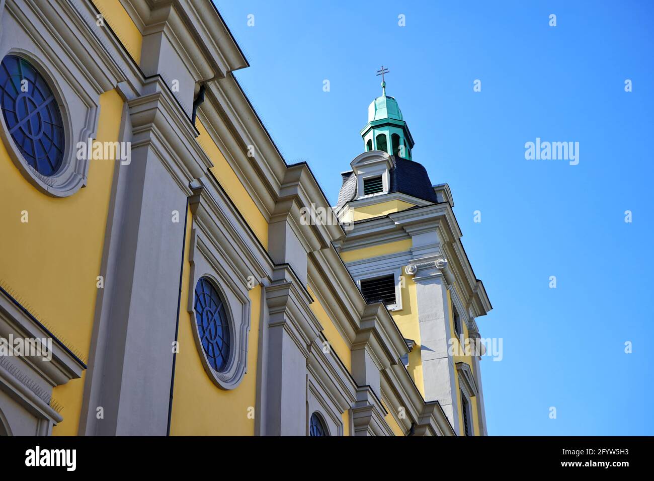 Le magnifique bâtiment jaune de Sankt-Andreas-Kirche dans la vieille ville de Düsseldorf avec un fond bleu ciel. Le bâtiment est protégé contre les monuments. Banque D'Images