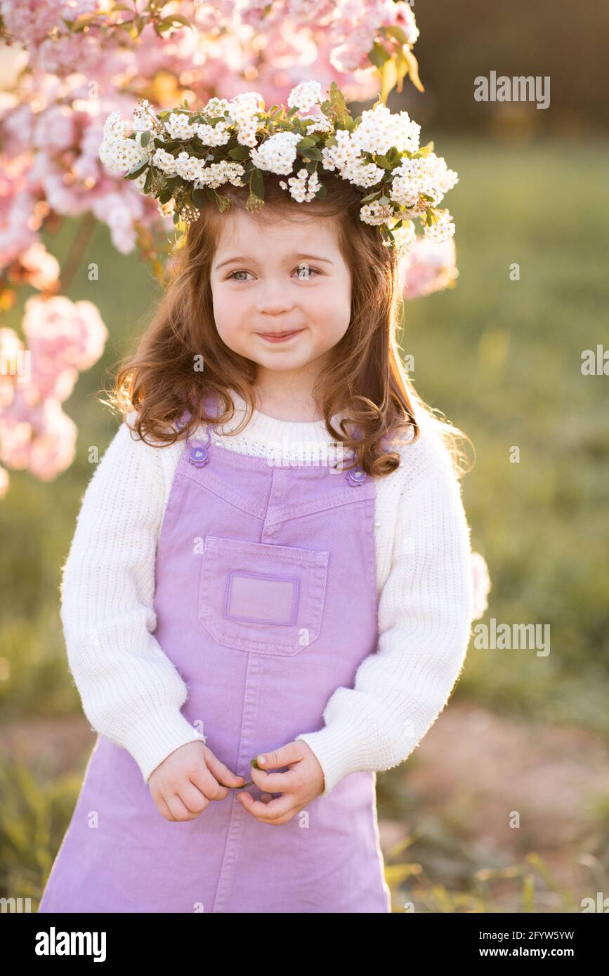Sourire Mignon Enfant Fille 2 3 Ans Portent Couronne Florale Posant Sur L Arbre De Fleur Dans Le Parc A L Exterieur Bonheur Un Joli Jardin Pour Tout Petit Enfance Photo Stock Alamy