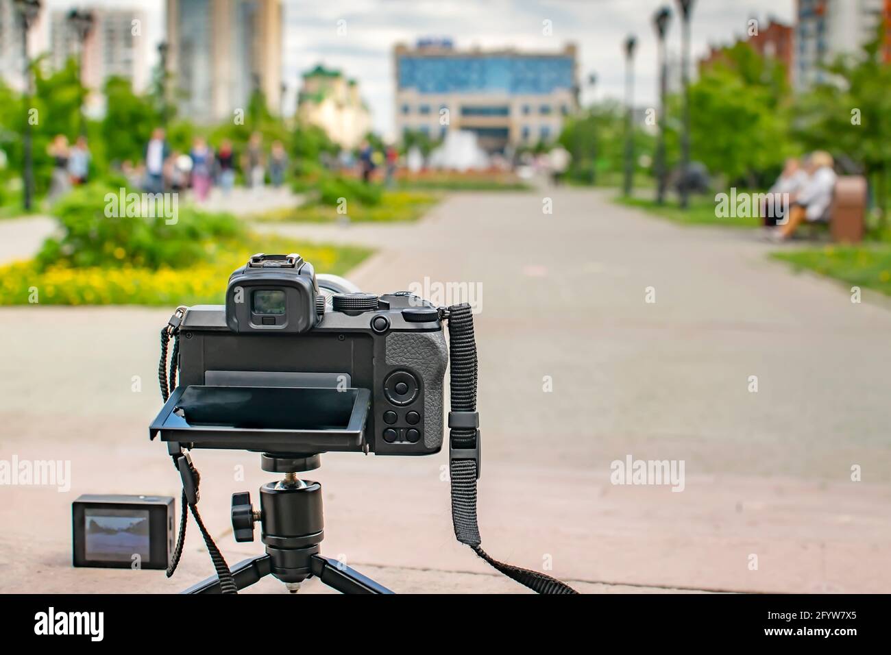 la caméra et la caméra embarquée se trouvent sur la route dans le parc de la ville Banque D'Images