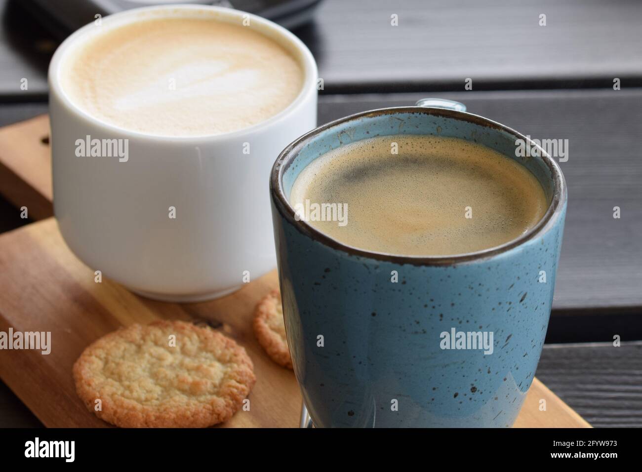 Deux tasses de café et un cookie en gros plan Banque D'Images