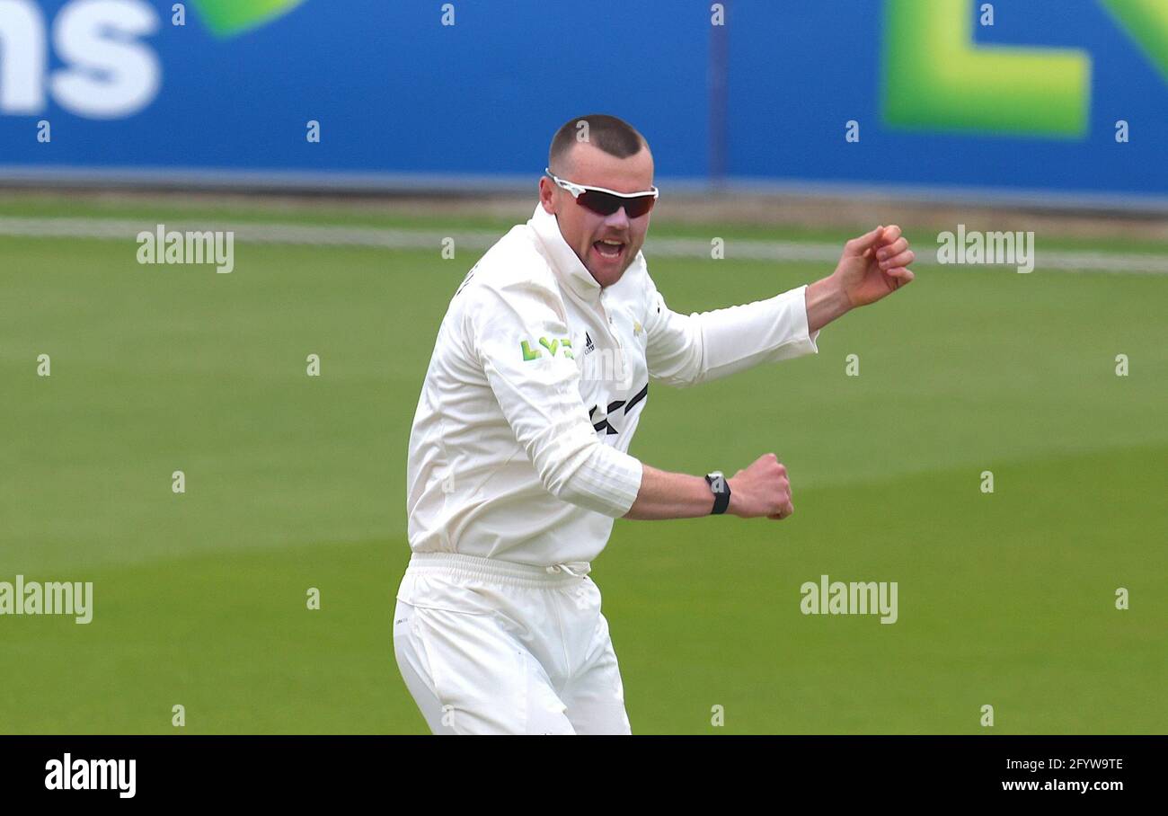 30 mai 2021. Londres, Royaume-Uni. Daniel Moriarty, de Surrey, célèbre après avoir reçu le guichet vital de Gloucestershire’s Miles Hammond alors que Surrey prend le Gloucestershire dans le championnat du comté au Kia Oval, quatrième jour. David Rowe/Alay Live News Banque D'Images