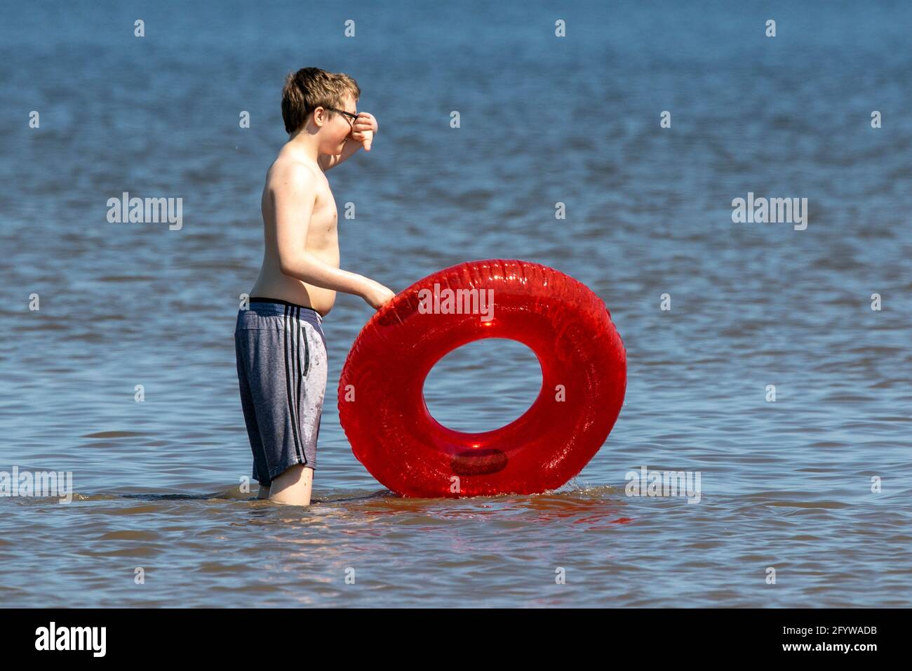 Southport, Merseyside, 30 mai 2021. Les gens au bord de la mer à Southport profitent d'une journée de beau soleil et de ciel bleu clair lors d'un magnifique week-end de Bank Holiday. Crédit : Cernan Elias/Alay Live News Banque D'Images
