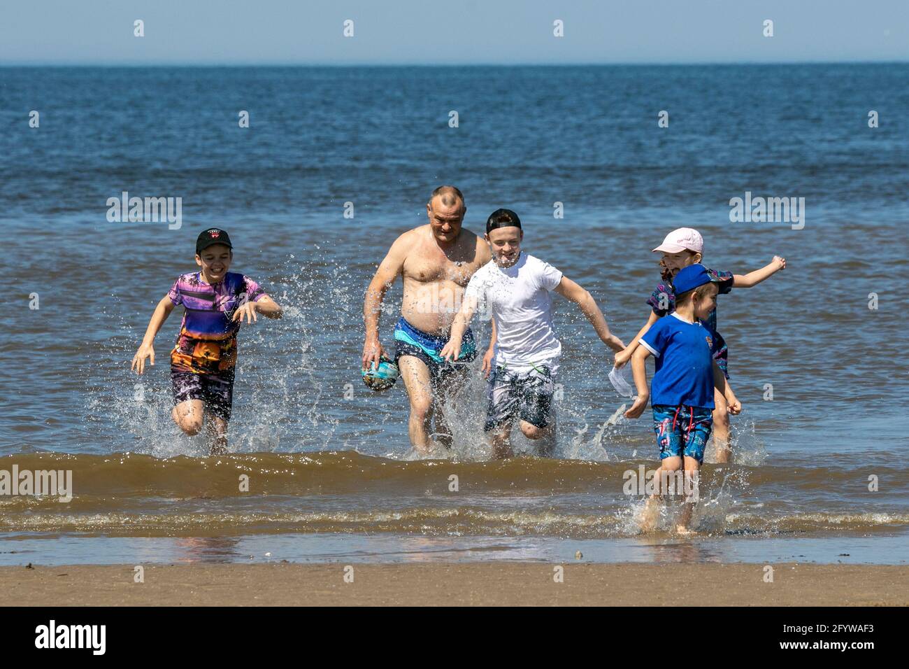 Southport, Merseyside, 30 mai 2021. Les gens au bord de la mer à Southport profitent d'une journée de beau soleil et de ciel bleu clair lors d'un magnifique week-end de Bank Holiday. Crédit : Cernan Elias/Alay Live News Banque D'Images