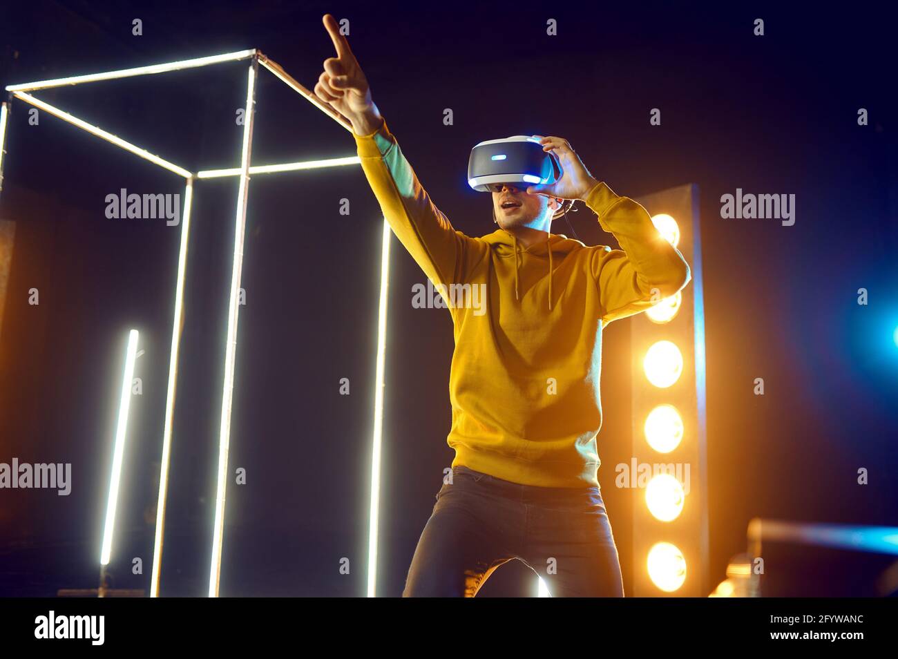 Le joueur joue au simulateur dans un casque de réalité virtuelle Banque D'Images