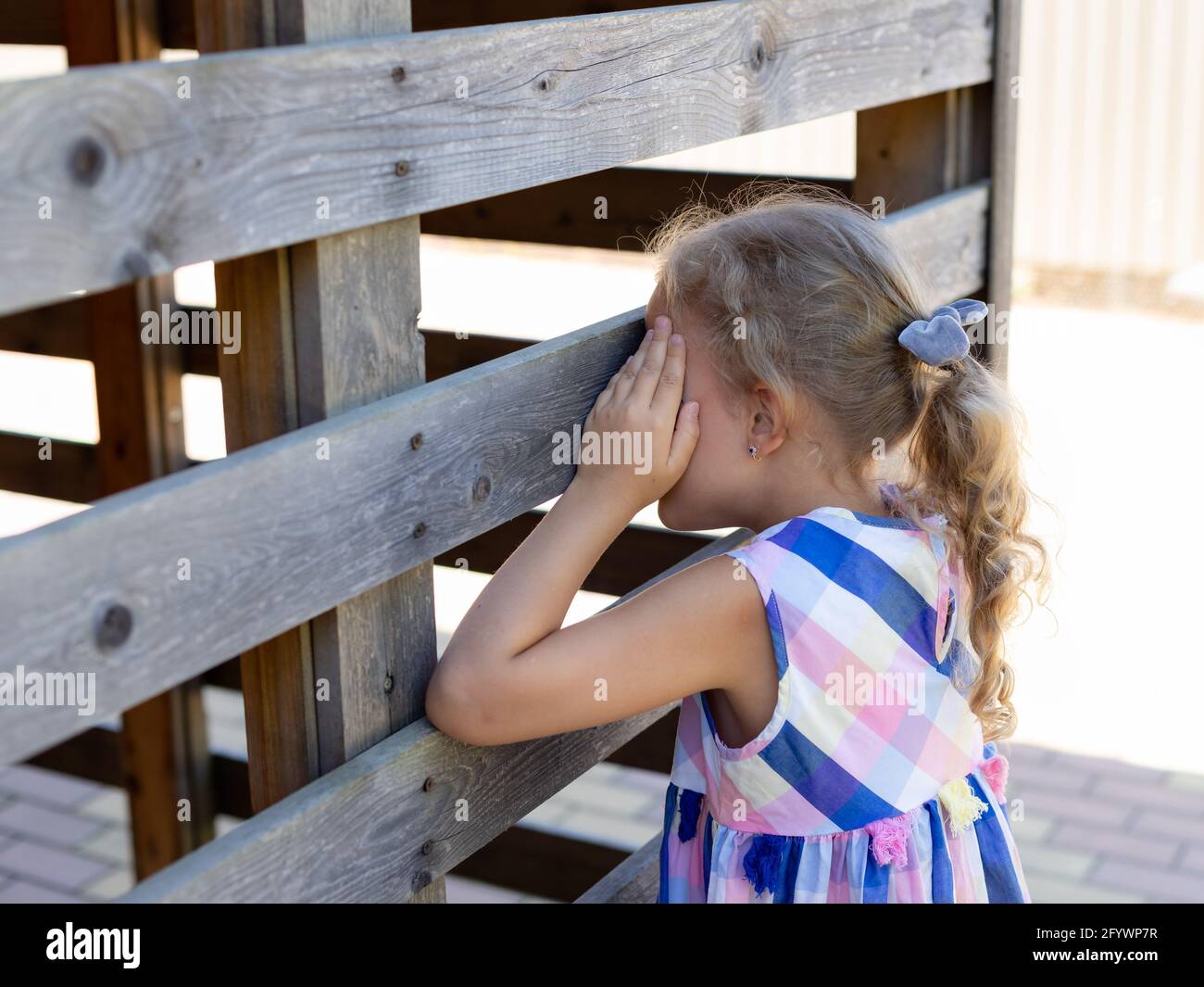adorable petite fille jouant cacher et chercher Banque D'Images