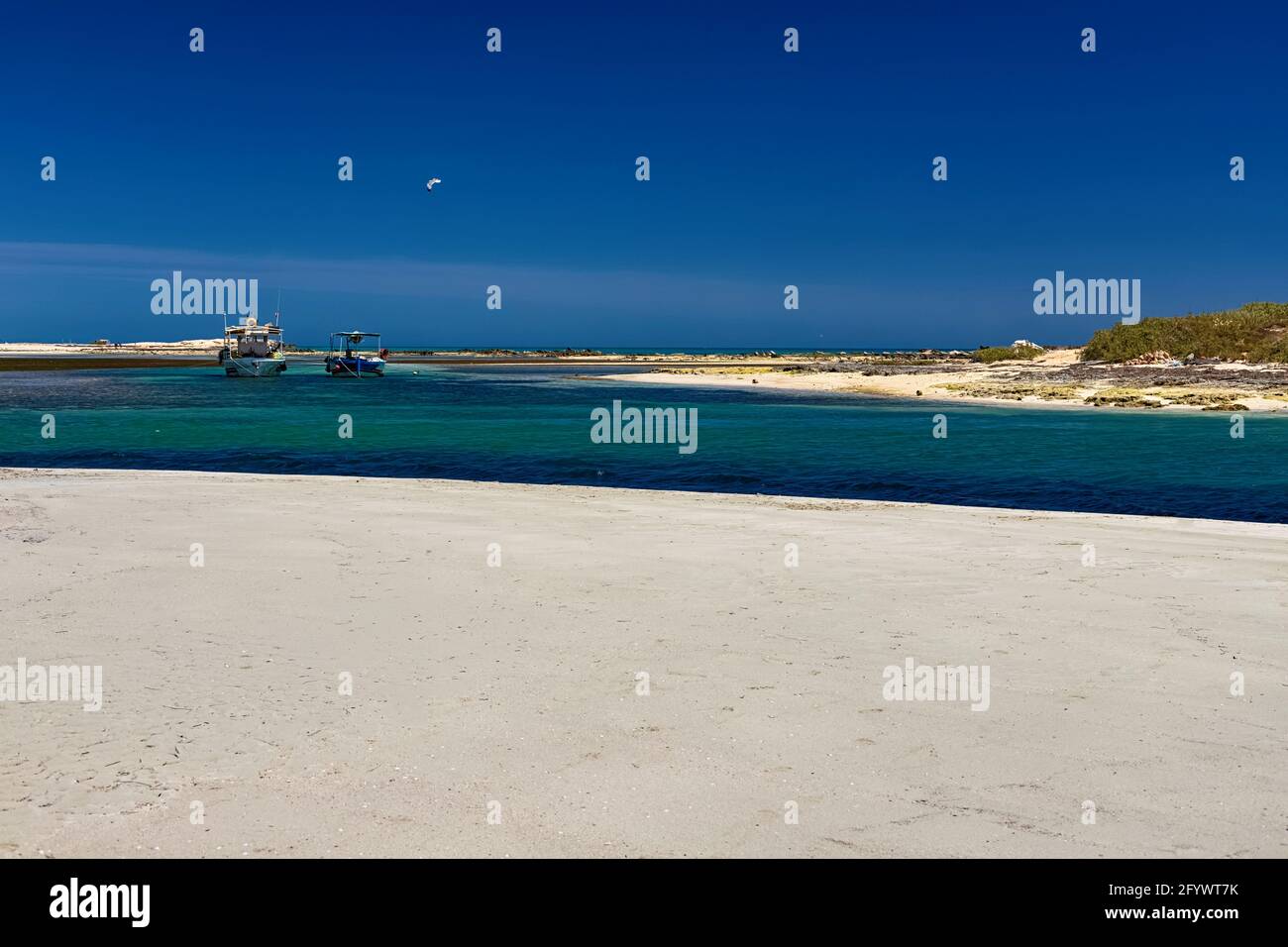 Paysage marin. Belle vue sur les bateaux dans le lagon sur la plage dans la mer Méditerranée sur l'île de Djerba. Tunisie Banque D'Images