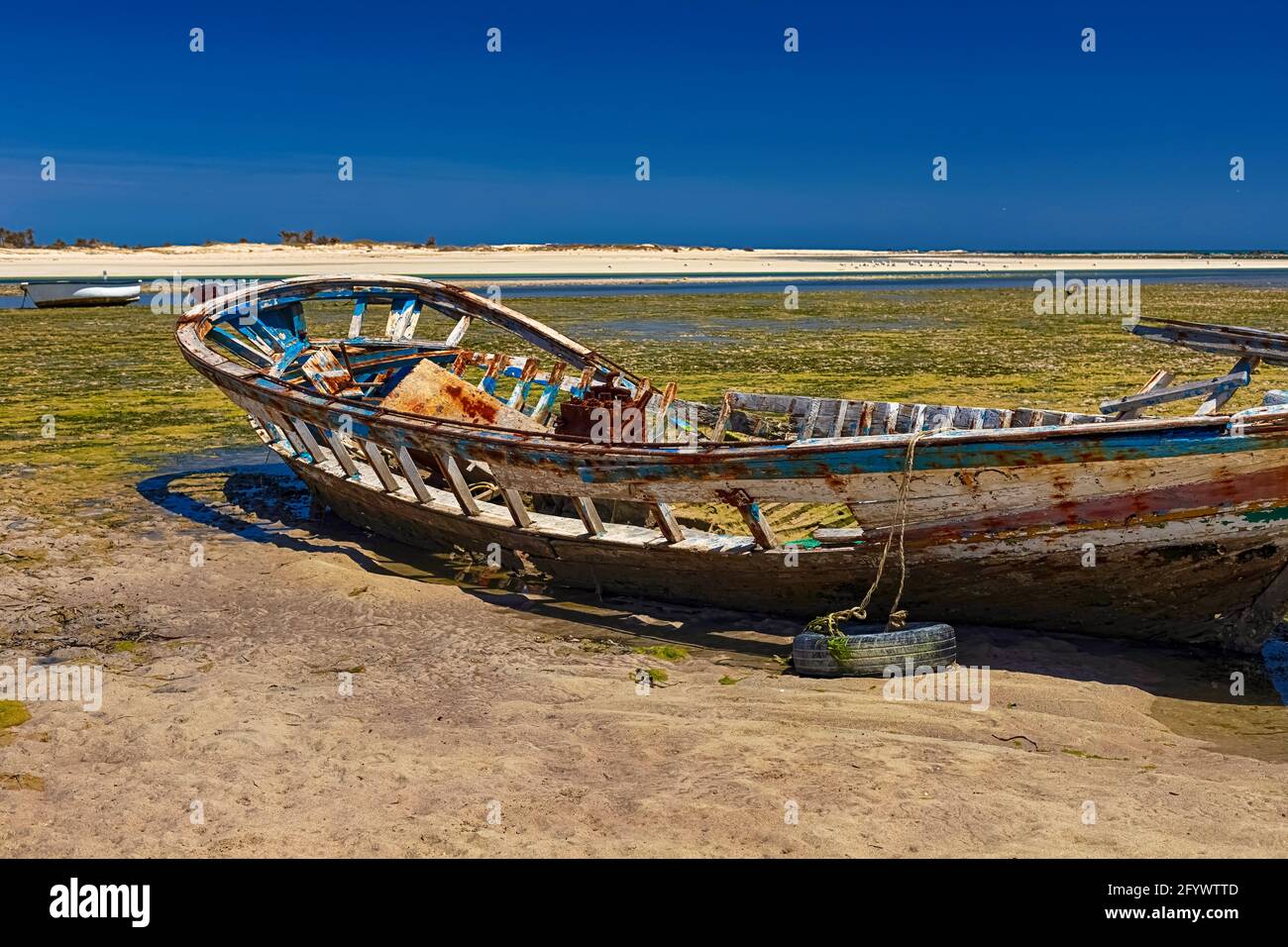 Paysage marin. Belle vue sur un bateau naufragé dans la baie méditerranéenne de l'île de Djerba, Tunisie Banque D'Images