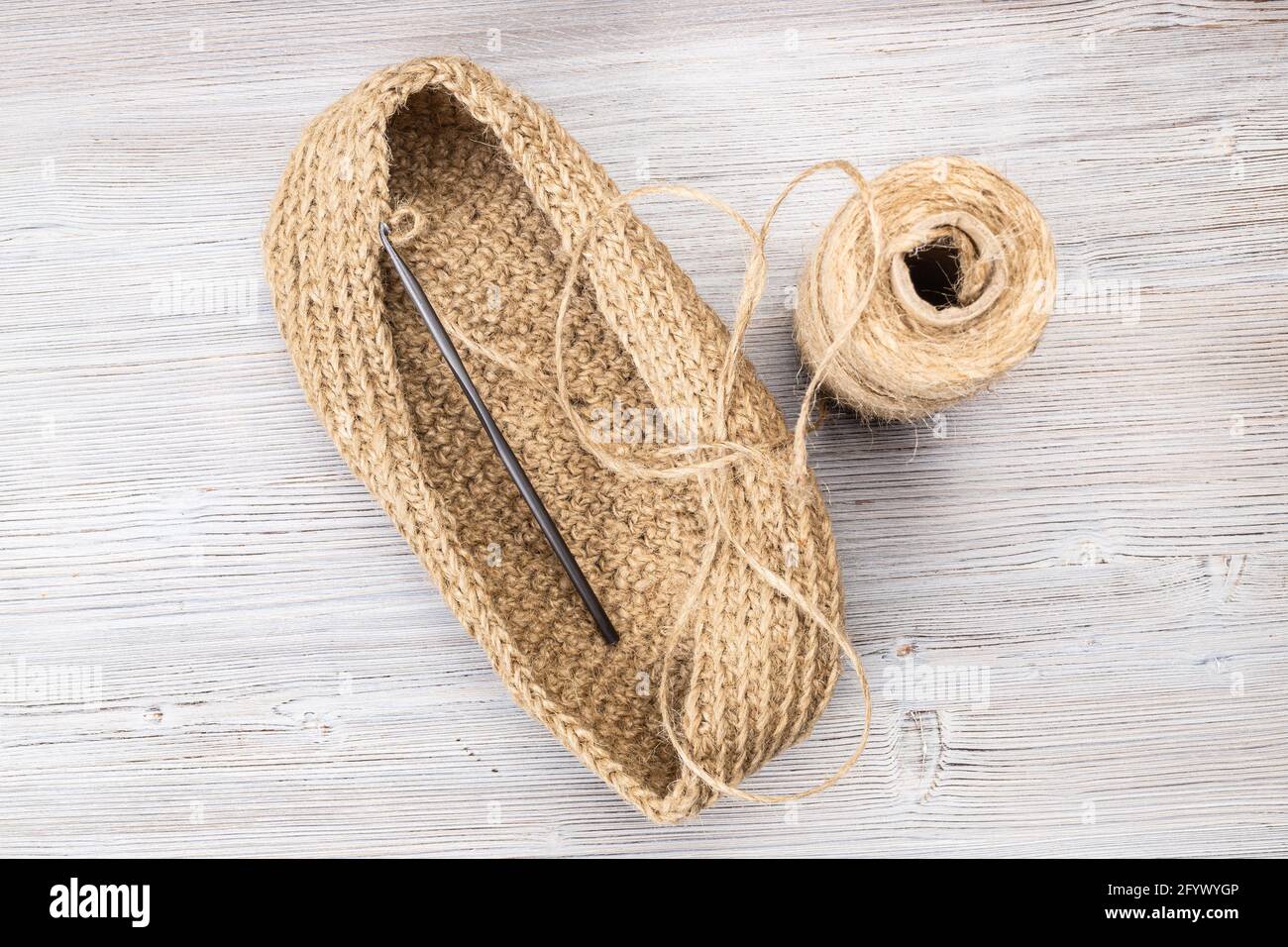 vue de dessus du bas du sac en tricot à la main à partir de la ficelle de chanvre et crochet sur table en bois Banque D'Images