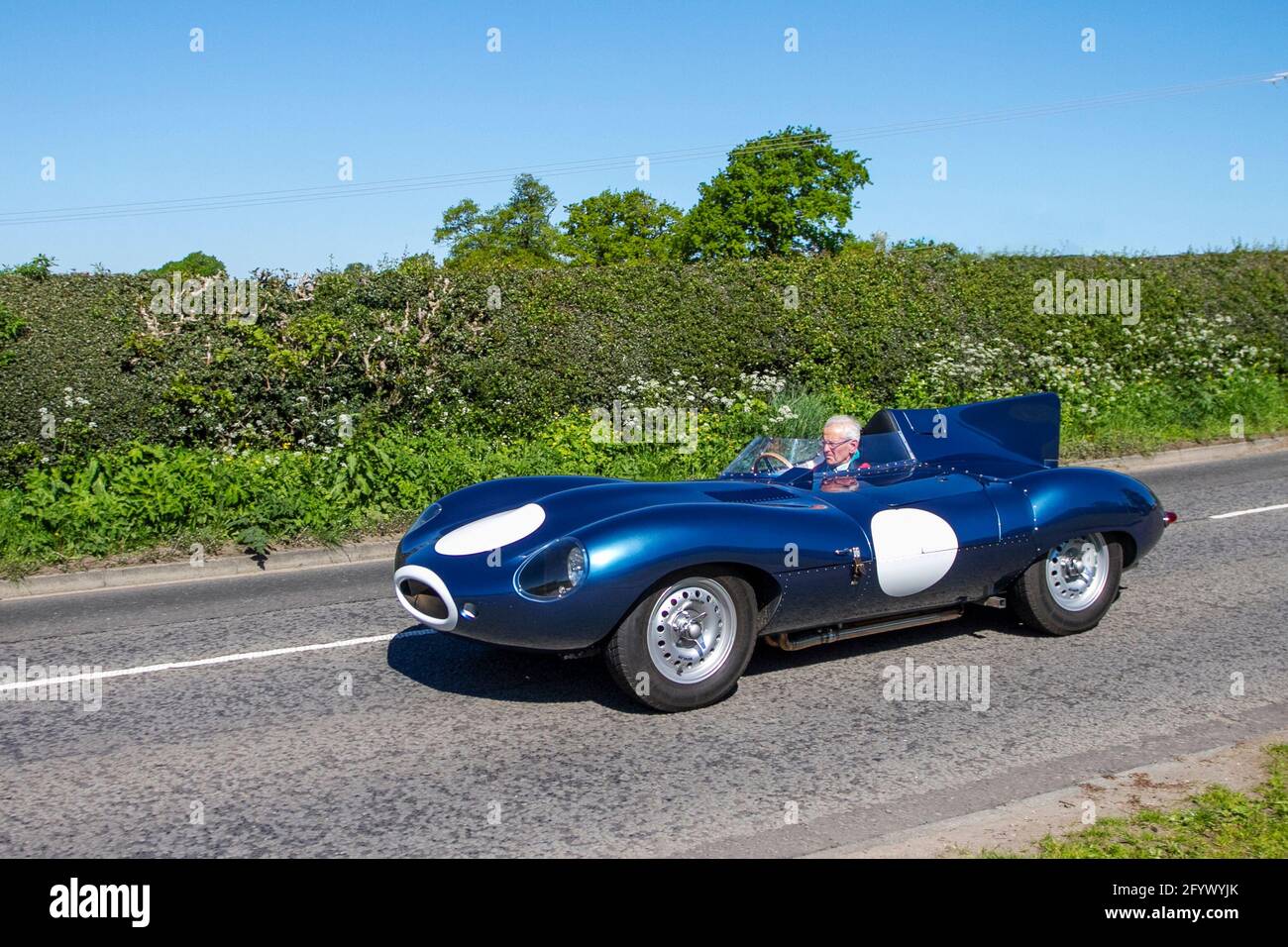 1958 50 s bleu Jaguar XK 1955 D-Type continuation car ; roadster essence, circulation, véhicules en mouvement, voitures, conduite de véhicules, Routes britanniques, moteurs, automobile, réseau routier autoroutier, Banque D'Images