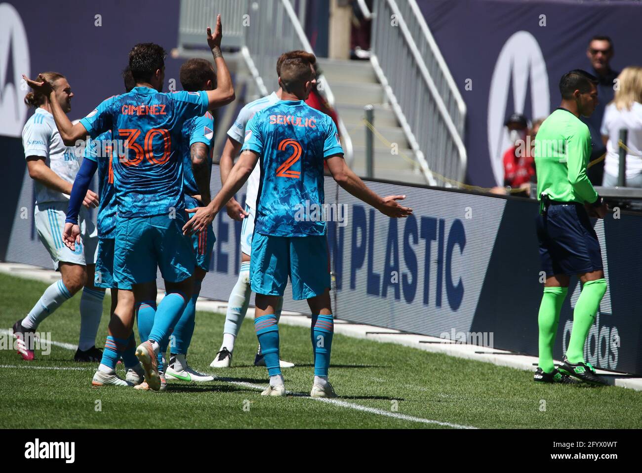 Les joueurs du FC de Chicago Fire regardent pendant une répétition d'un but de renversement lors d'un match MLS contre le CF Montréal au champ de soldat, le samedi 29 mai 2021 Banque D'Images