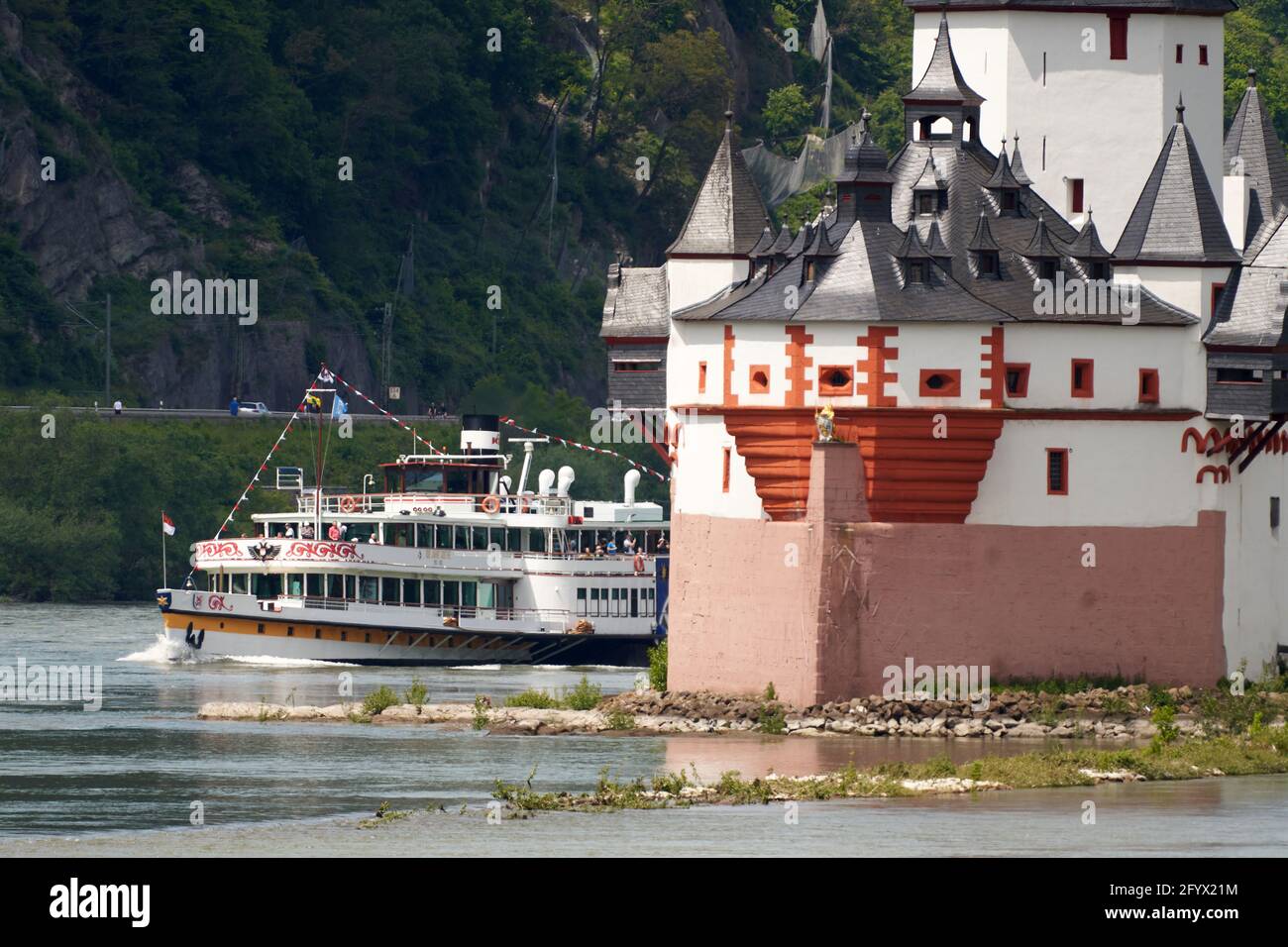 Kaub, Allemagne. 30 mai 2021. Le bateau à aubes 'Goethe' passe devant le château de douane de Pfalzgrafenstein sur le Rhin près de Kaub. Depuis ce week-end, le navire, construit en 1913, est de nouveau en service régulier entre Koblenz et Rüdesheim. Crédit : Thomas Frey/dpa/Alay Live News Banque D'Images