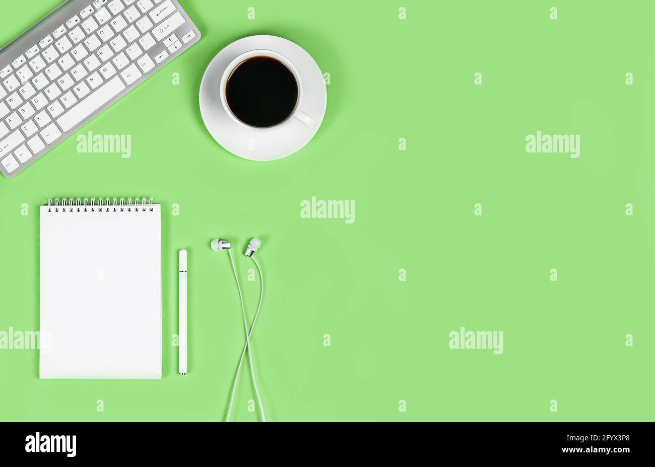 Mise en page à plat sur fond vert. Photo horizontale. Composition concept conférence en ligne, bureau, travail à domicile et apprentissage, concept blogging, onli Banque D'Images