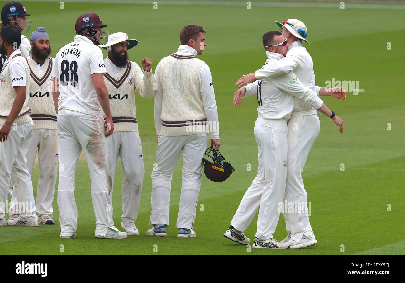 30 mai 2021. Londres, Royaume-Uni. Daniel Moriarty de Surrey reçoit un gros câlin du 12e homme, Conor McKerr après avoir reçu la porte de Miles Hammond de Gloucestershire alors que Surrey prend Gloucestershire au championnat du comté de Kia Oval, quatrième jour. David Rowe/Alay Live News Banque D'Images