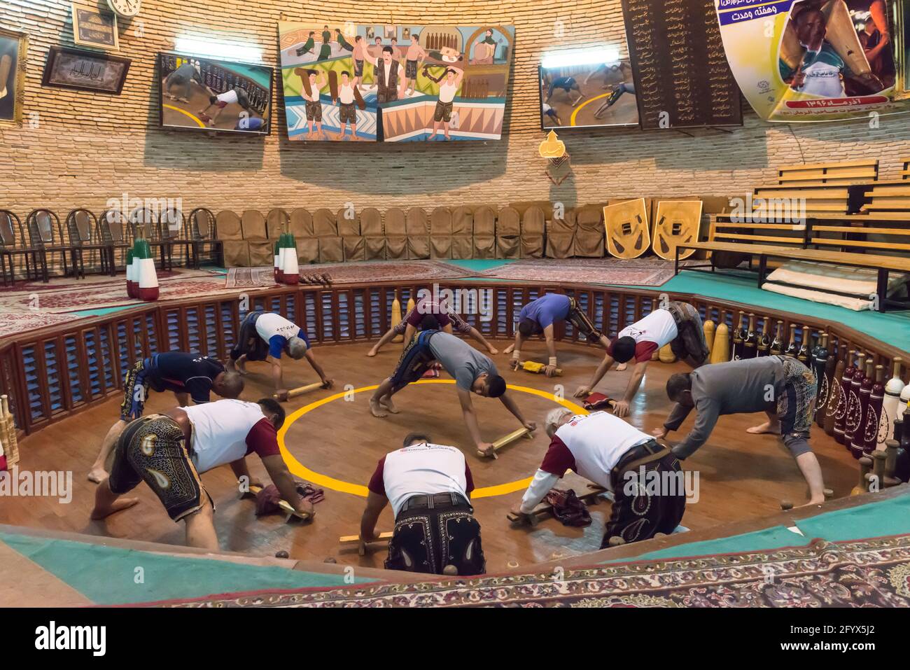 Les sportifs iraniens qui font des retouches lors d'un entraînement traditionnel dans une zourkhaneh (Maison de la force) à Yazd, province de Yazd, Iran. Banque D'Images