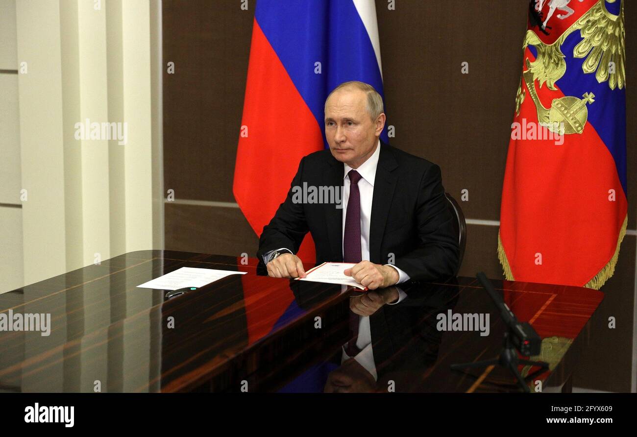 Le Président russe Vladimir Poutine organise une réunion vidéo-conférence avec les membres permanents du Conseil de sécurité de la résidence officielle Bocharov Ruchei au Cap Idokopas le 28 mai 2021 à Sotchi, en Russie. Banque D'Images