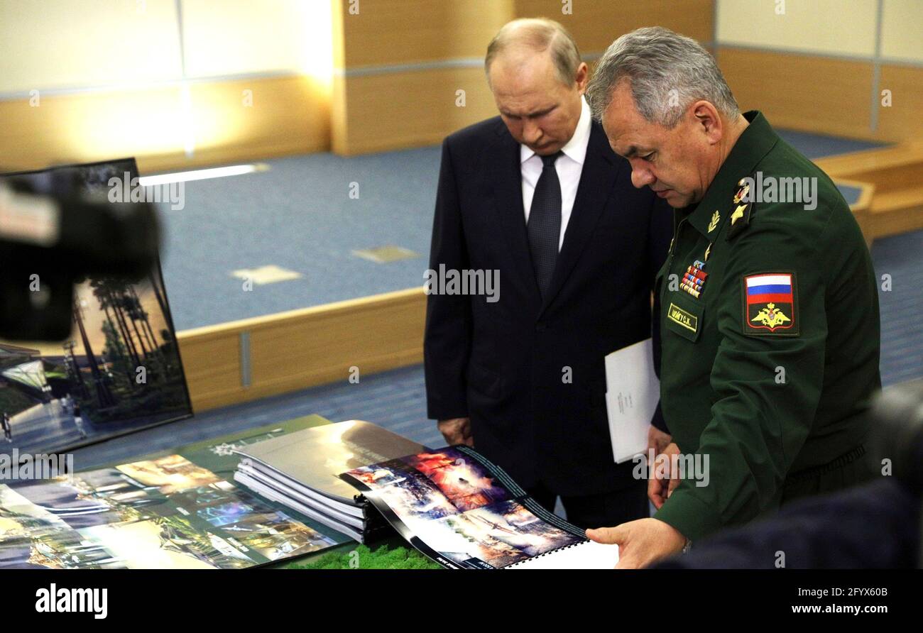 Le président russe Vladimir Poutine, et le ministre de la Défense Sergei Shoigu, voient des documents sur la construction du projet du Musée des forces armées au parc Patriot à la résidence d'État de Bocharov Ruchei le 27 mai 2021 à Sotchi, en Russie. Banque D'Images