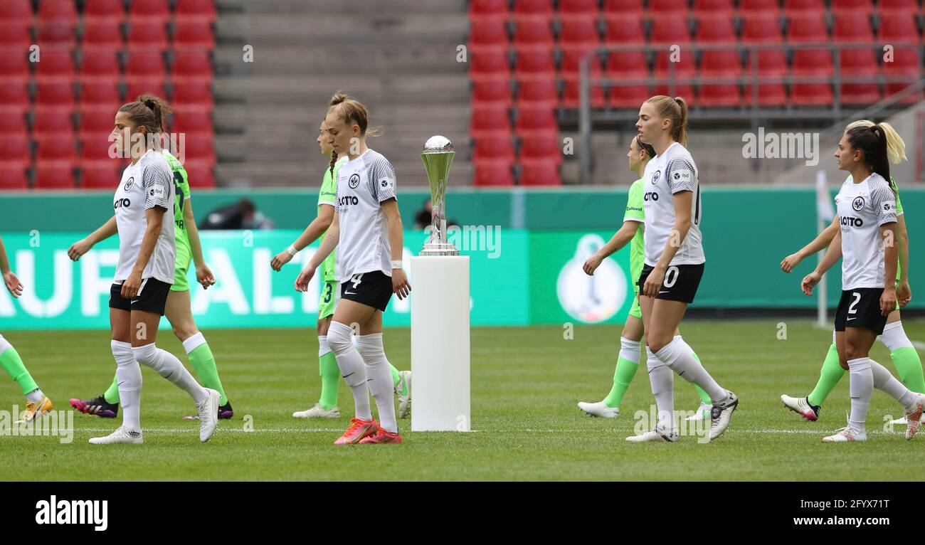 Firo: 30.05.2021 Fuvuball: Football: Coupe DFB finale femmes, Dames saison 2020/2021 Eintracht Frankfurt - VfL Wolfsburg les équipes marchent après la coupe Banque D'Images