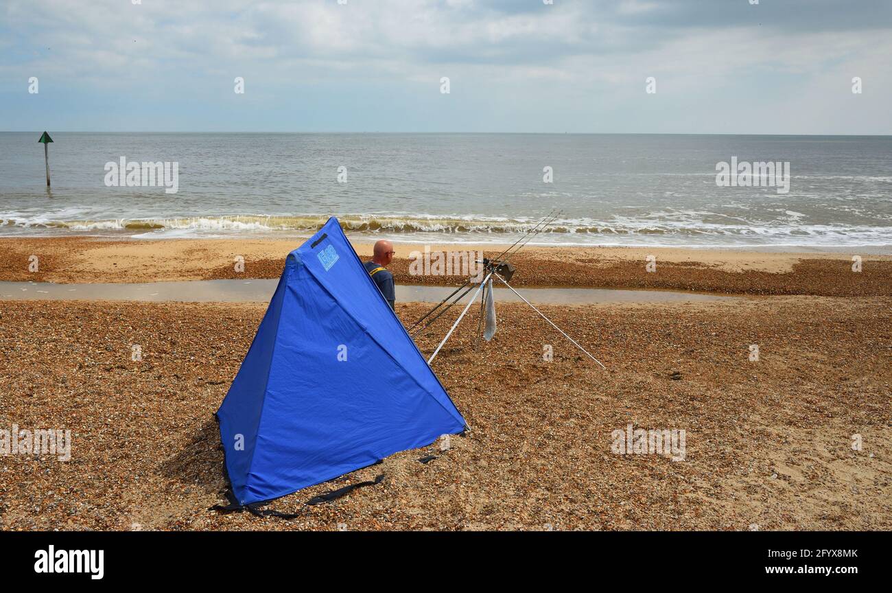 Pêche sur la plage avec tente bleue - abri et 2 cannes Banque D'Images