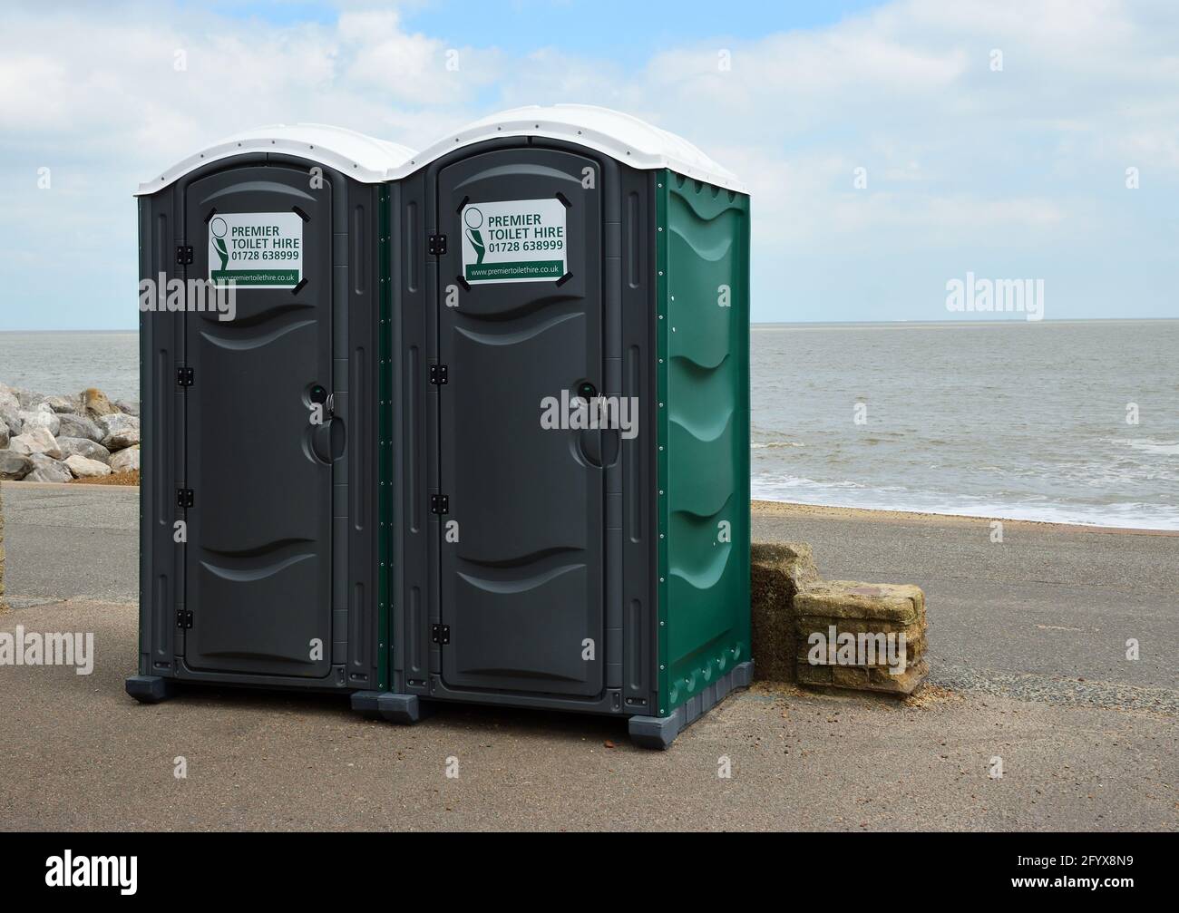 Deux cabines de portablebles sur la promenade du front de mer avec l'océan en arrière-plan. Banque D'Images