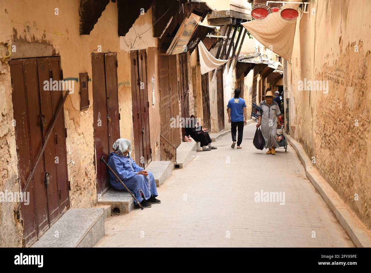 Fez. 30 mai 2021. Photo prise le 30 mai 2021 montre des stands fermés dans la vieille ville de Fès, au Maroc. Credit: Chadi/Xinhua/Alay Live News Banque D'Images