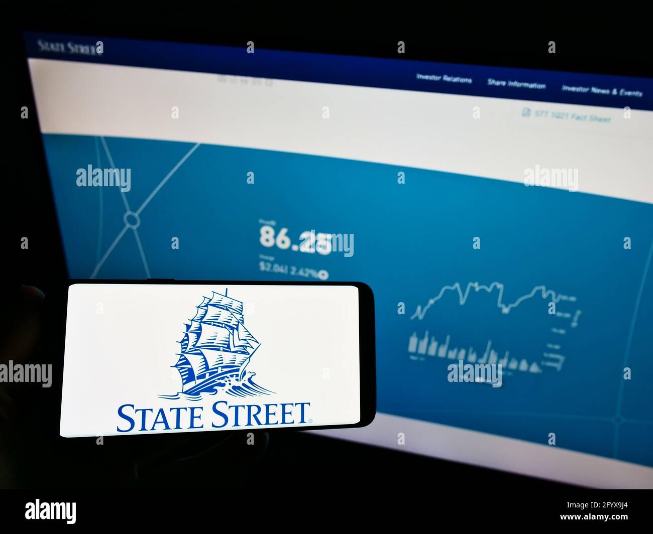 Personne tenant un smartphone avec le logo de la société américaine de services financiers State Street Corp. Sur l'écran devant le site Web. Mise au point sur l'affichage du téléphone. Banque D'Images Personne tenant un smartphone avec le logo de la société américaine de services financiers State Street Corp. Sur l'écran devant le site Web. Mise au point sur l'affichage du téléphone. Banque D'Images