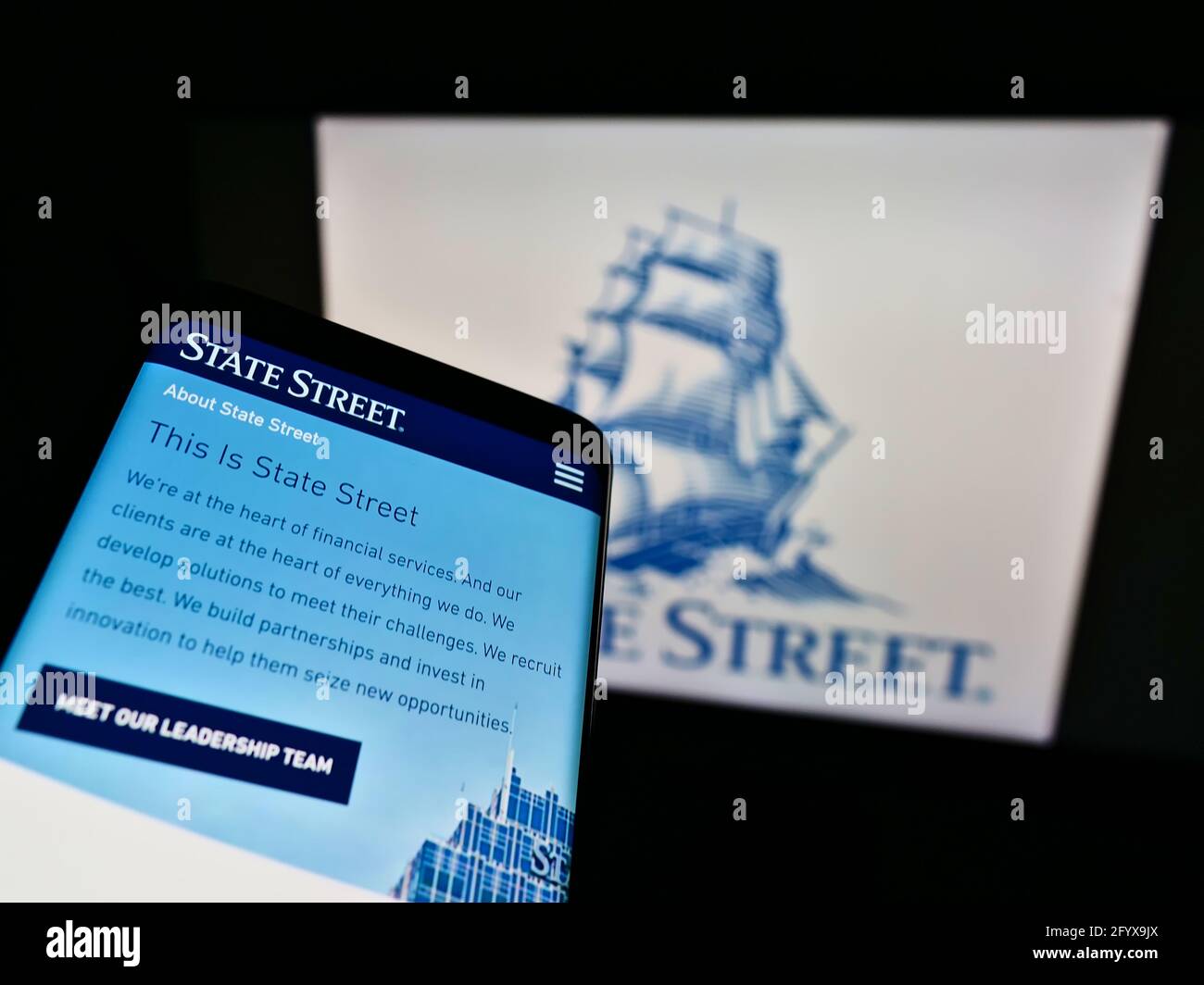 Téléphone mobile avec le site Web de la société américaine de services financiers State Street Corporation à l'écran devant le logo. Faites la mise au point dans le coin supérieur gauche de l'écran du téléphone. Banque D'Images Téléphone mobile avec le site Web de la société américaine de services financiers State Street Corporation à l'écran devant le logo. Faites la mise au point dans le coin supérieur gauche de l'écran du téléphone. Banque D'Images