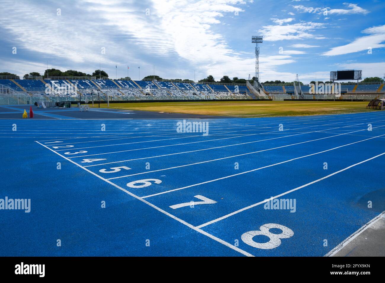 Pescara, Italie - 22 mai 2021 : intérieur du stade Adriatico de Pescara avec la ligne de départ pour la course, le terrain et les stands sans aucun autre Banque D'Images