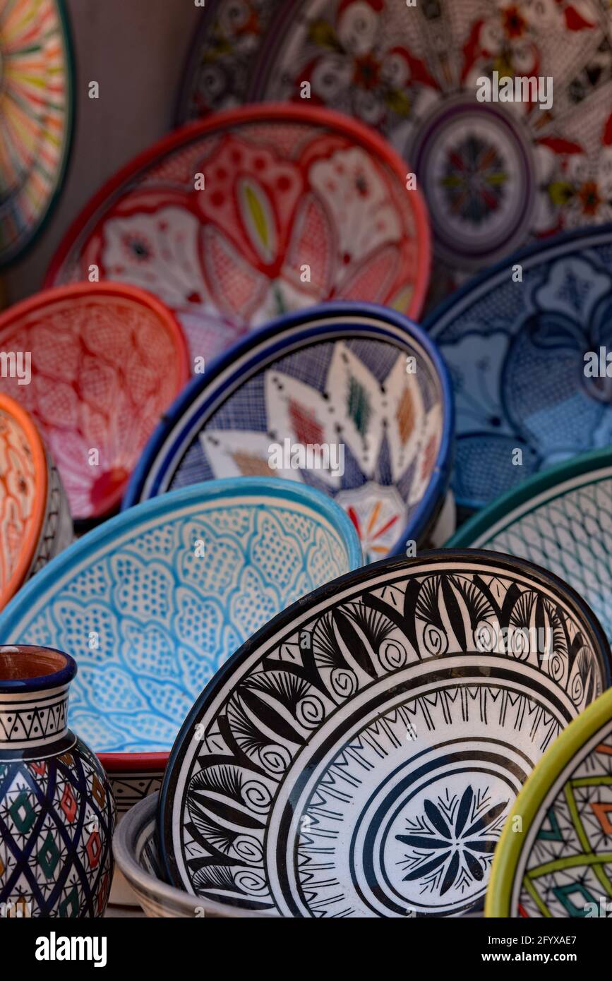 Poterie marocaine en céramique colorée à vendre dans un souk de la vieille médina dans la ville enchanteresse d'Essaouira, Maroc, Afrique du Nord. Banque D'Images