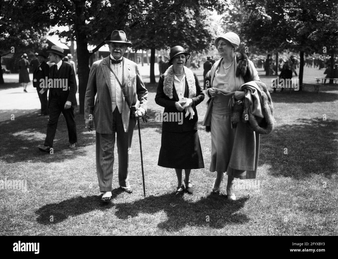 Burton Holmes avec sa femme Margaret et ami à Belmont Racetrack, NY, vers 1950 Banque D'Images
