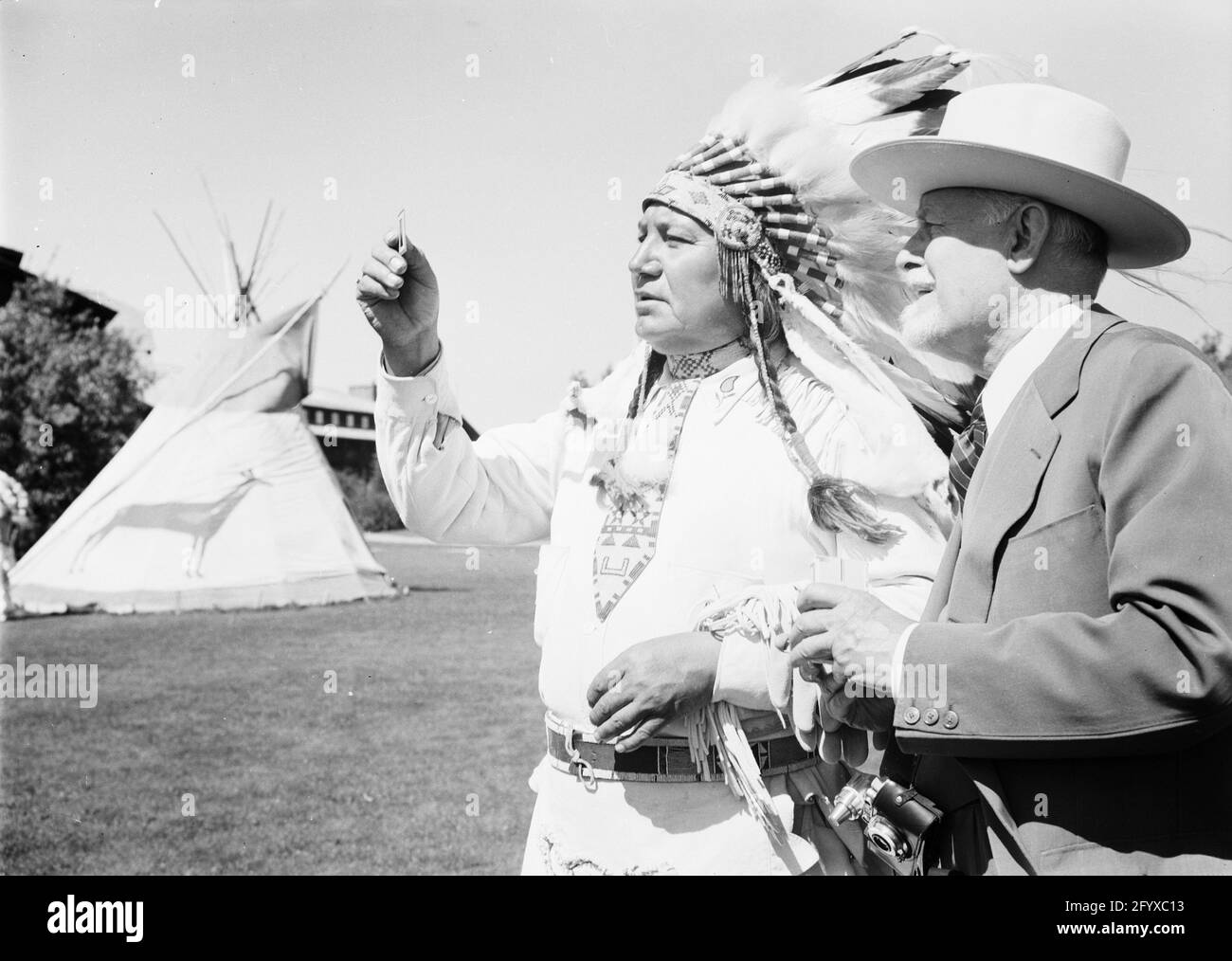 Burton Holmes avec le chef indien de Blackfoot Weasel Feather au parc national Glacier Banque D'Images