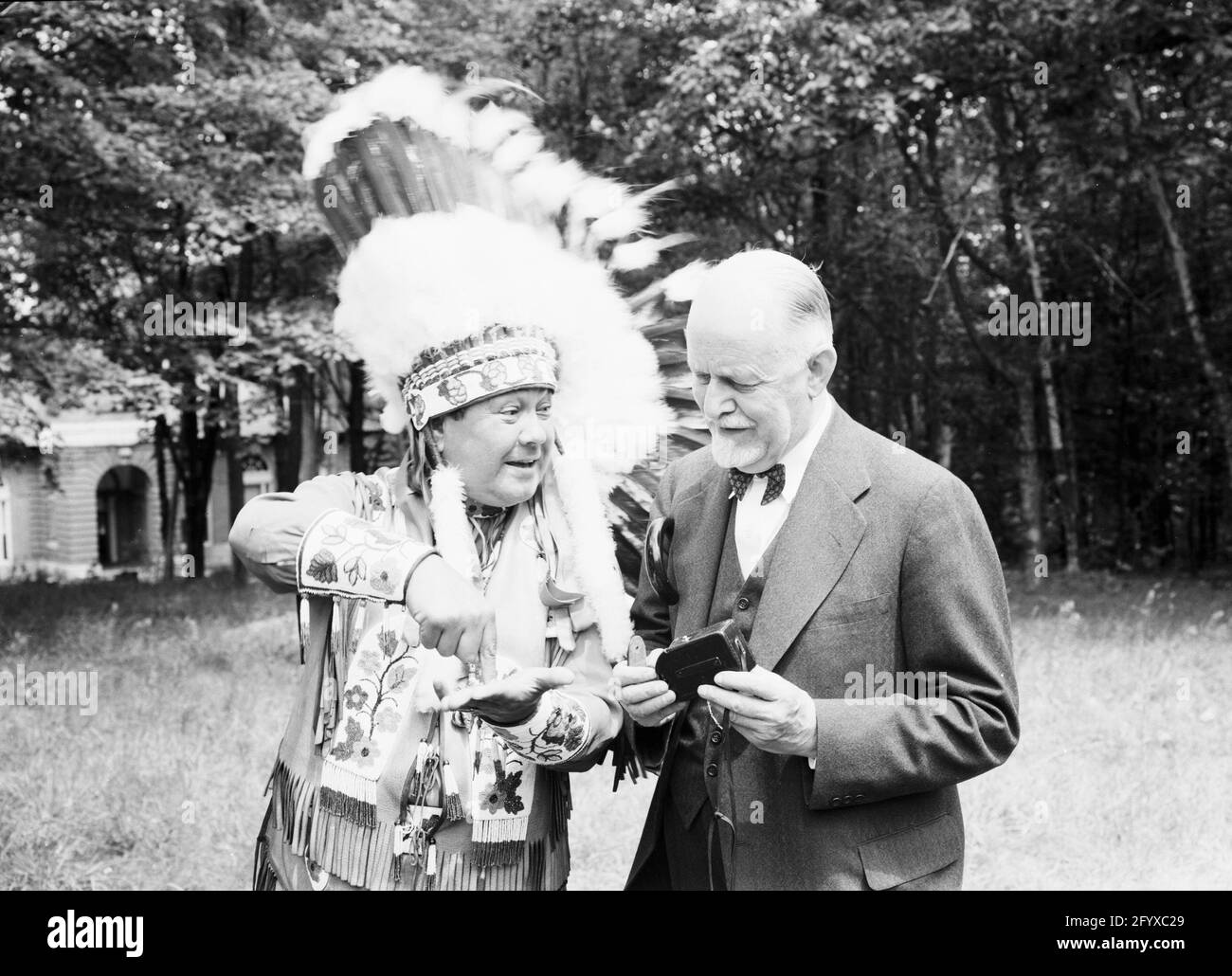 Burton Holmes avec le chef indien de Blackfoot Weasel Feather au parc national Glacier Banque D'Images