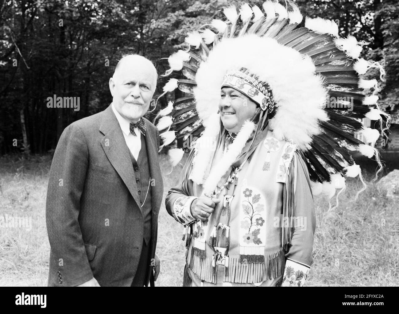 Burton Holmes avec le chef indien de Blackfoot Weasel Feather au parc national Glacier Banque D'Images